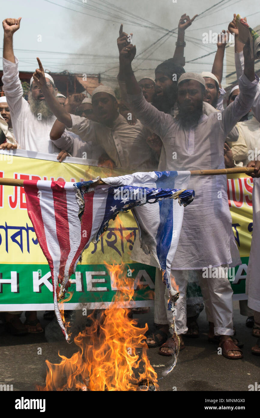 Dacca in Bangladesh - 18 maggio : i musulmani del Bangladesh bruciare le bandiere di Israele e degli Stati Uniti in una protesta contro la recente ondata di violenza in Palestina, dopo la preghiera del venerdì al di fuori del Baitul Muqarram Moschea Nazionale a Dhaka, nel Bangladesh il 18 maggio 2018. Credito: zakir hossain chowdhury zakir/Alamy Live News Foto Stock