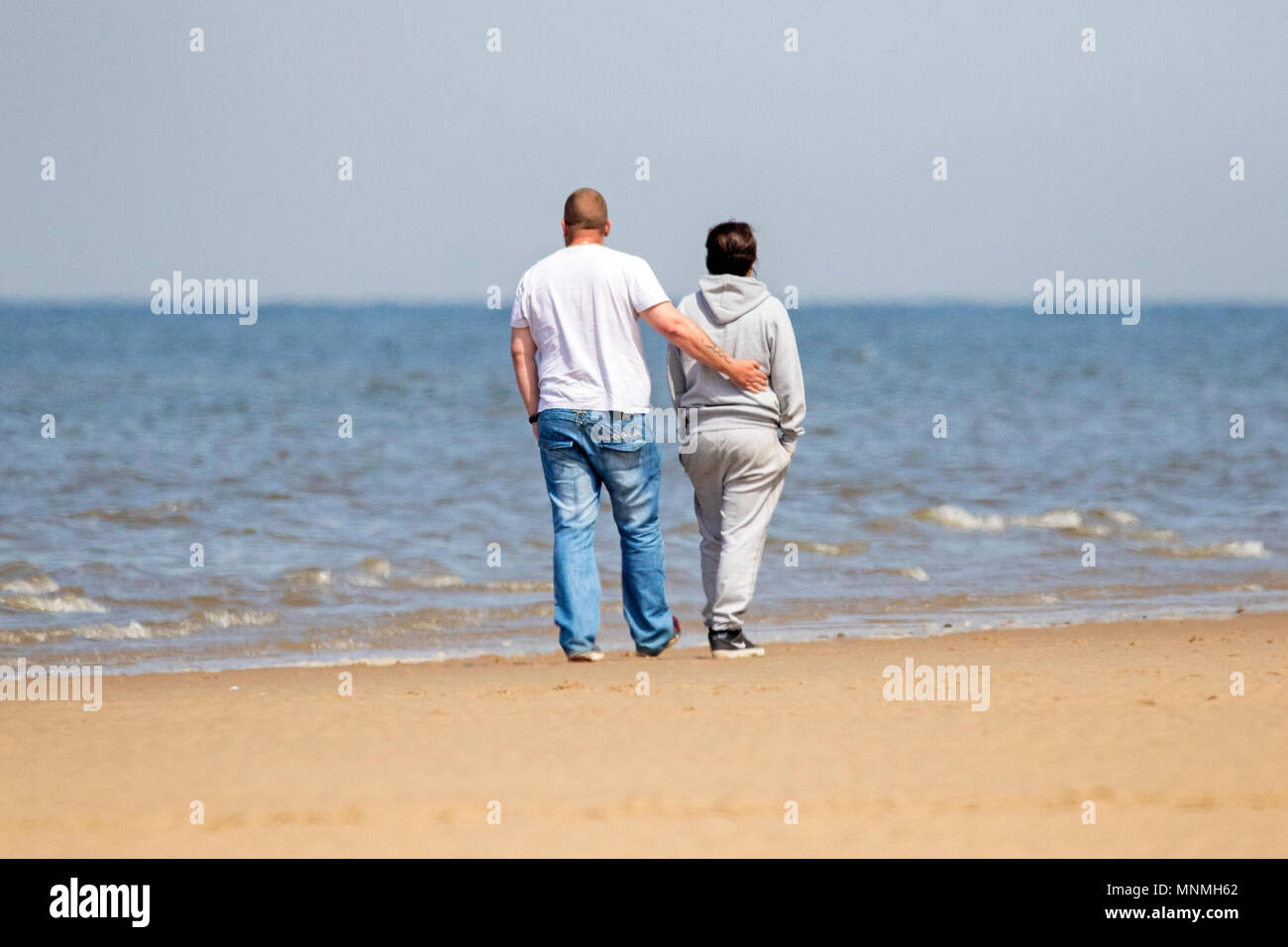 Southport, Merseyside, Regno Unito. 18 Maggio, 2018. Southport, Merseyside. Regno Unito Meteo. Un bel pomeriggio di sole come un paio di testa fuori a godersi la vista dal bordo delle acque sulle rive di Southport beach nel Merseyside. Credito: Cernan Elias/Alamy Live News Foto Stock