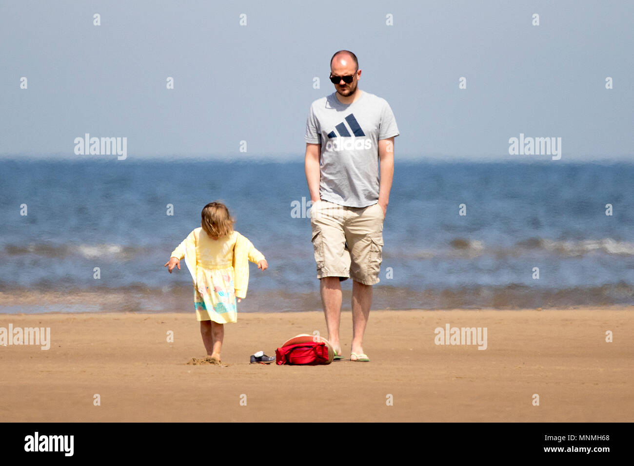 Southport, Merseyside, Regno Unito. 18 Maggio, 2018. Southport, Merseyside. Regno Unito Meteo. Un bel pomeriggio di sole come un padre e la sua bambina testa fuori per una passeggiata sulle rive di Southport beach nel Merseyside. Credito: Cernan Elias/Alamy Live News Foto Stock