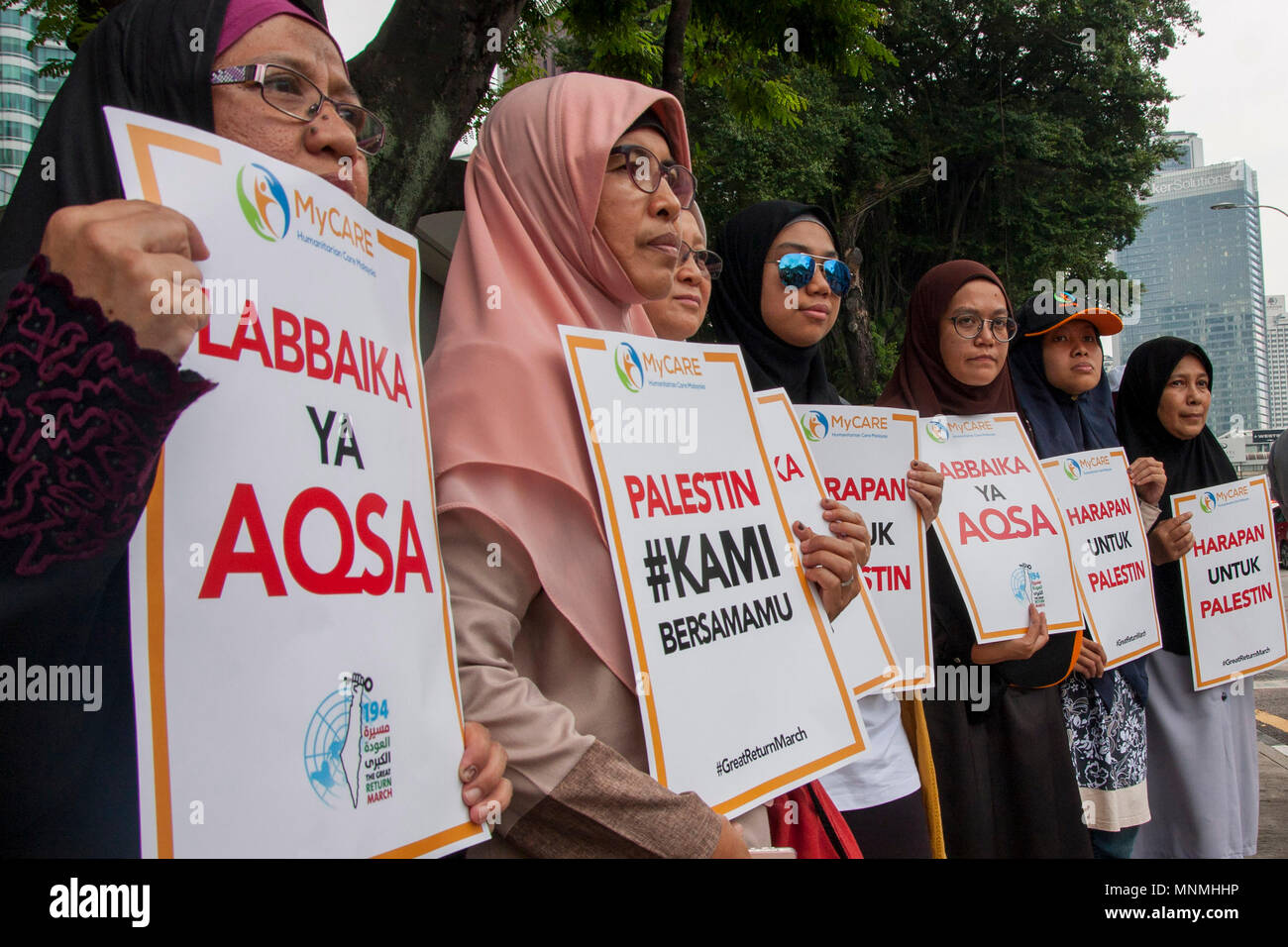 Kuala Lumpur, Malesia. 18 Maggio, 2018. Un gruppo di Muslimah visto a Kuala Lumpur per mostrare il loro sostegno contro la crudeltà di Israele. Anche se è il santo Ramadan, centinaia di musulmani in Malaysia hanno marciato di fronte degli Stati Uniti ambasciata a Kuala Lumpur per protestare contro la crudeltà di Israele contro il popolo palestinese. Credito: SOPA Immagini limitata/Alamy Live News Foto Stock