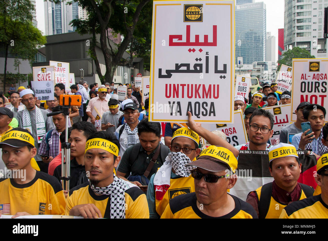 Kuala Lumpur, Malesia. 18 Maggio, 2018. Più di centinaia di manifestanti hanno visto la raccolta per mostrare il loro sostegno contro la crudeltà di Israele. Anche se è il santo Ramadan, centinaia di musulmani in Malaysia hanno marciato di fronte degli Stati Uniti ambasciata a Kuala Lumpur per protestare contro la crudeltà di Israele contro il popolo palestinese. Credito: SOPA Immagini limitata/Alamy Live News Foto Stock