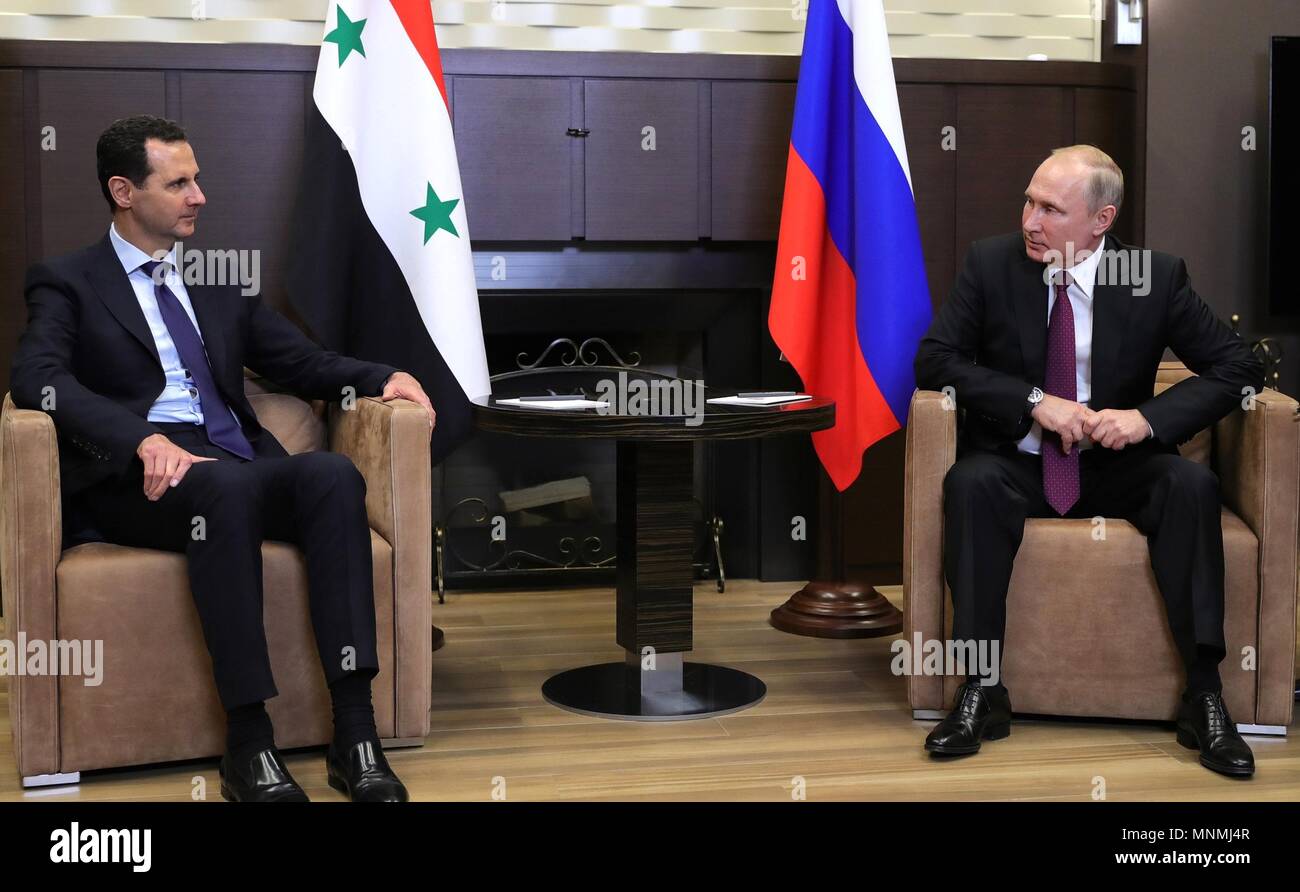 Il presidente russo Vladimir Putin tiene un incontro bilaterale con il Presidente siriano Bashar al-Assad al suo Black Sea resort residence Maggio 17, 2018 in Sochi, Russia. (Presidenza russa via Planetpix) Foto Stock