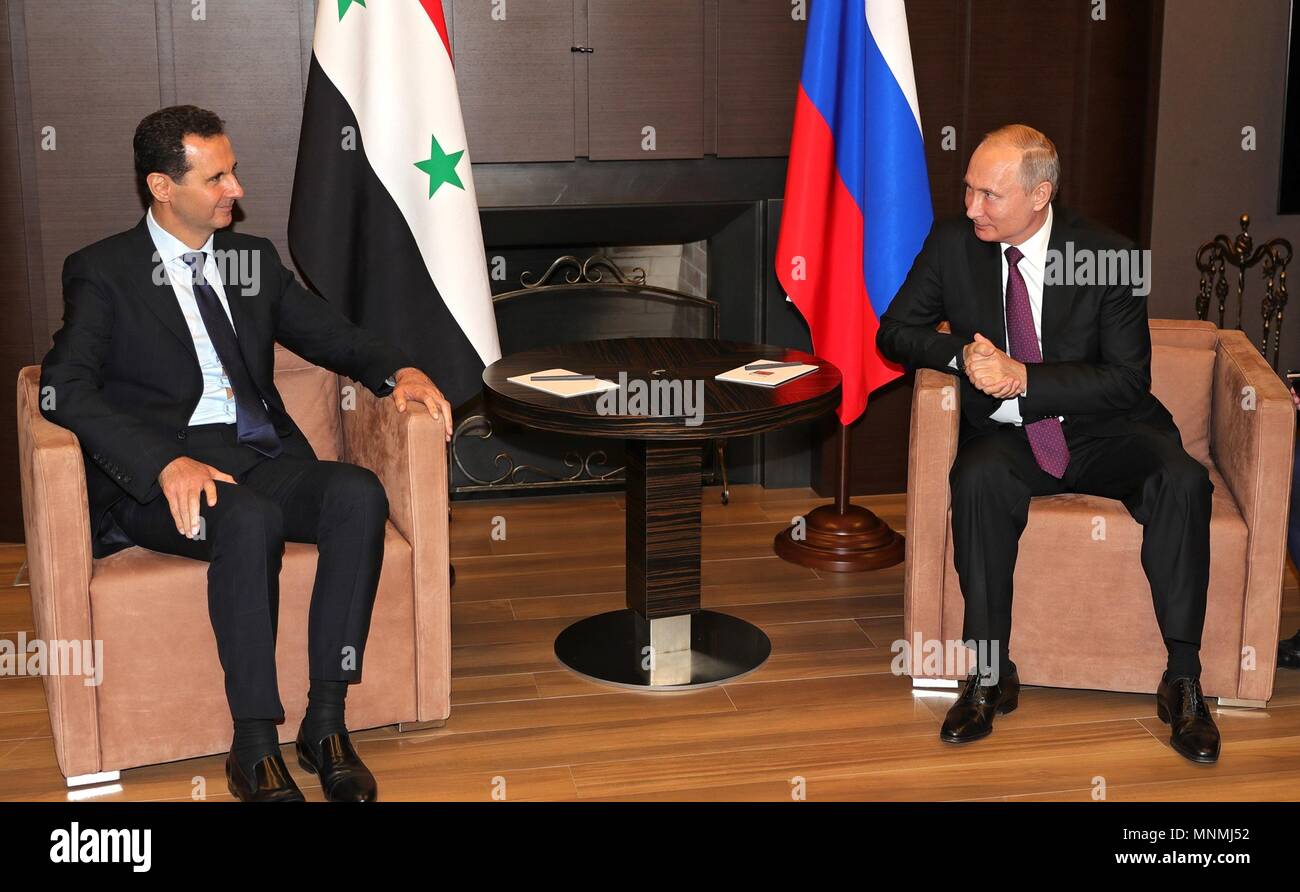 Il presidente russo Vladimir Putin tiene un incontro bilaterale con il Presidente siriano Bashar al-Assad al suo Black Sea resort residence Maggio 17, 2018 in Sochi, Russia. (Presidenza russa via Planetpix) Foto Stock