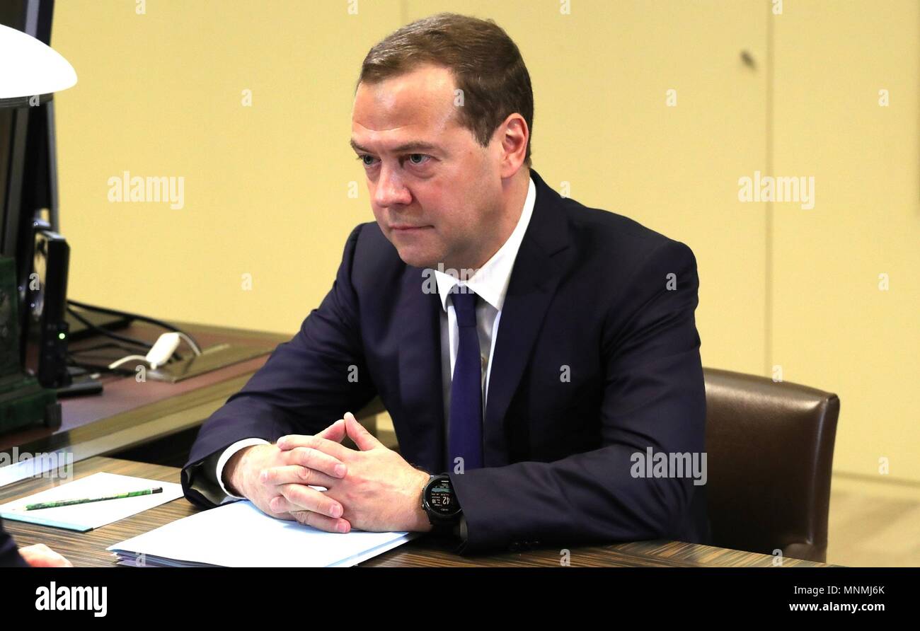 Sochi, Russia. Maggio 18, 2018. Primo Ministro russo Dmitry Medvedev durante un incontro con il Presidente Vladimir Putin per discutere la formazione di un nuovo armadio Maggio 18, 2018 in Sochi, Russia. (Presidenza russa via Planetpix) Credito: Planetpix/Alamy Live News Foto Stock