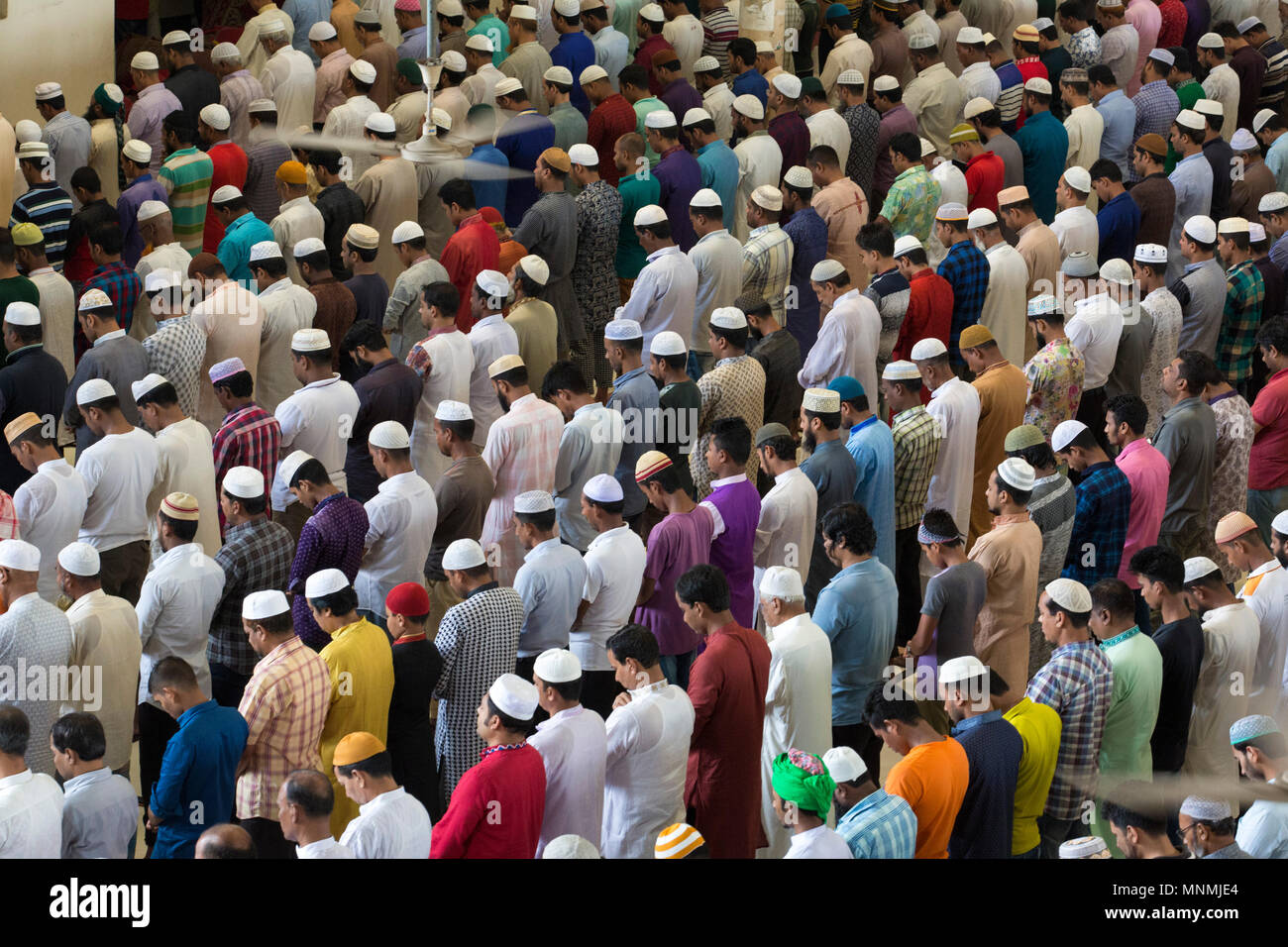 Dacca in Bangladesh - 18 maggio : i musulmani del Bangladesh eseguire la prima preghiera del venerdì al primo giorno del mese del Ramadan durante i santi musulmani il mese di digiuno del Ramadan a Dhaka , Bangladesh il 18 maggio 2018. Foto Stock