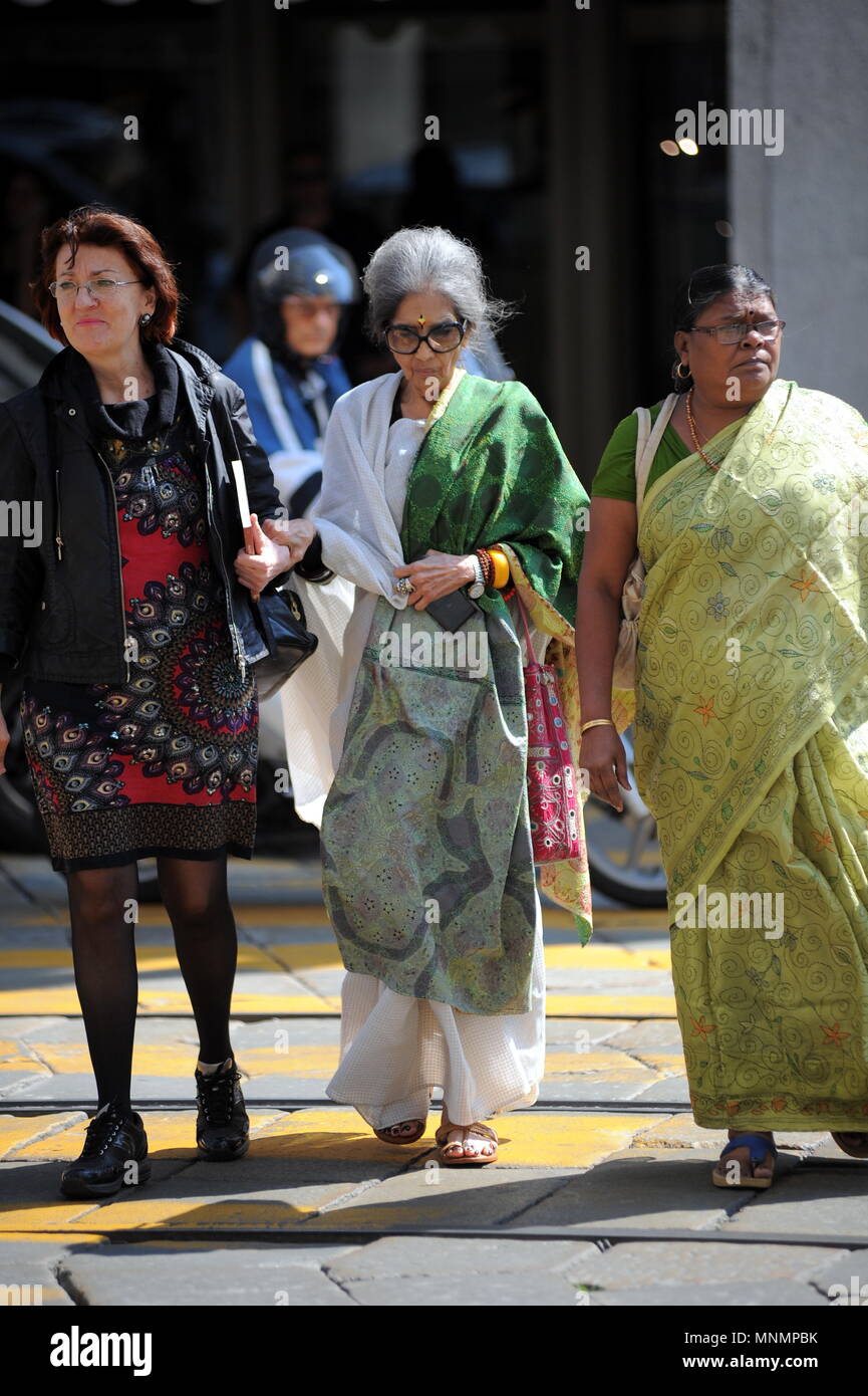 Milano, Tara Gandhi nipote del Mahatma Gandhi lascia il suo hotel nel centro Tara Gandhi, 84 anni, figlia di Devdas Gandhi, quarto figlio del grande Mahatma Gandhi - leader del Movimento per l'indipendenza dell'India, egli lascia l'hotel NH in questi giorni. Data l'età, due persone e la guida in linea del driver di arrivare il suo per la vettura che la porterà a una convenzione nel centro. Foto Stock