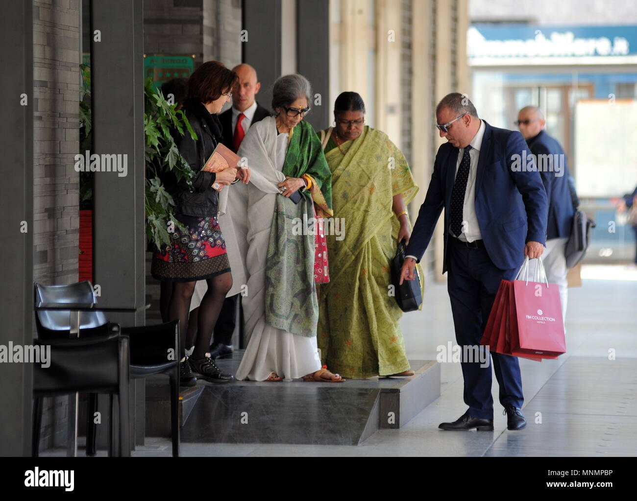 Milano, Tara Gandhi nipote del Mahatma Gandhi lascia il suo hotel nel centro Tara Gandhi, 84 anni, figlia di Devdas Gandhi, quarto figlio del grande Mahatma Gandhi - leader del Movimento per l'indipendenza dell'India, egli lascia l'hotel NH in questi giorni. Data l'età, due persone e la guida in linea del driver di arrivare il suo per la vettura che la porterà a una convenzione nel centro. Foto Stock