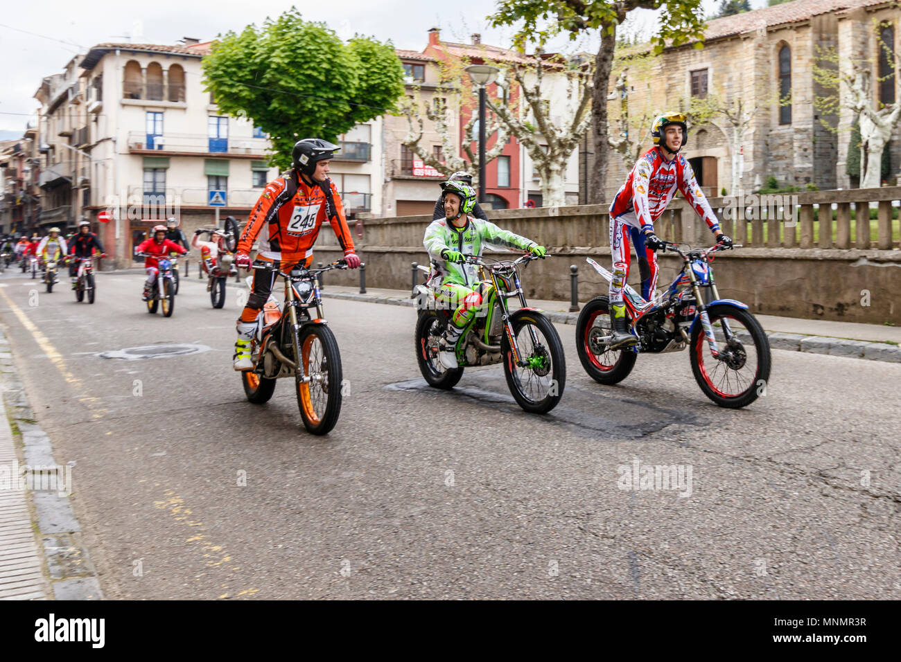 Camprodon, Spagna. Driver TrialGP attraversando la città di Camprodon al 18 maggio 2018. Credito: Raül Carmona. Credito: Phototrekking/Alamy Live News Foto Stock