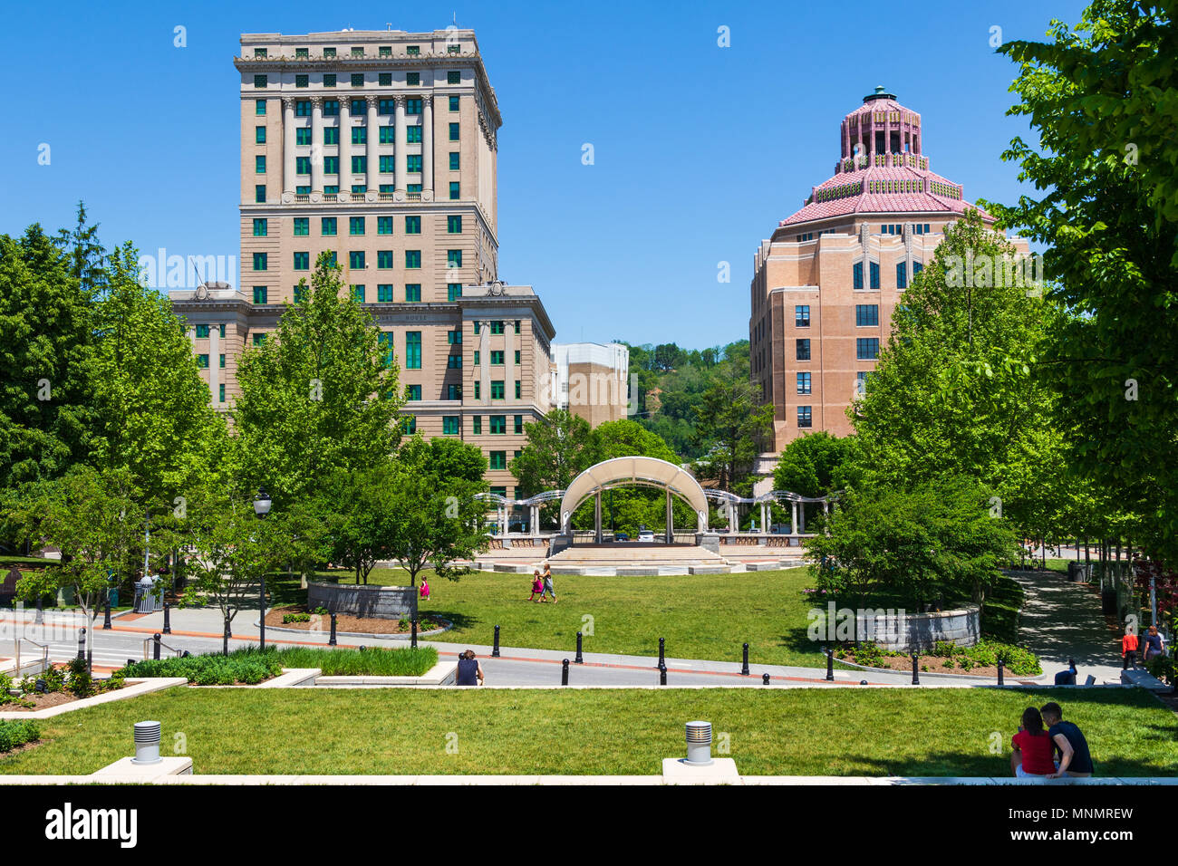 ASHEVILLE, NC, Stati Uniti d'America-13 maggio 18:17-story Buncombe County Courthouse (sinistra) e il Palazzo del Municipio in stile art deco, impostata sul bordo del pacco Square. Foto Stock