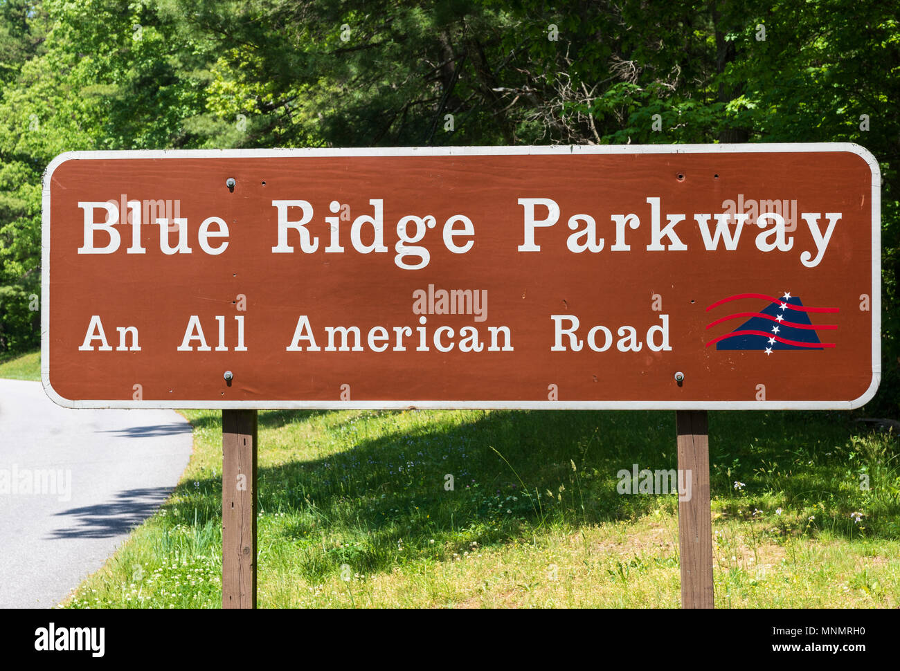 ASHEVILLE, NC, Stati Uniti d'America-13 maggio 18:Sign su Blue Ridge Parkway, North Carolina, Stati Uniti d'America, la lettura di "Blue Ridge Parkway-An tutti American Road'. Foto Stock