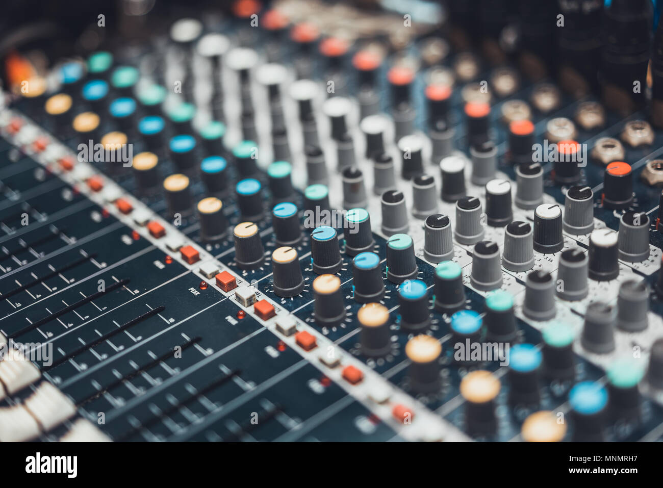 Pulsanti e manopola commutatori del mixer audio del pannello di controllo o editor audio cinematografico e il tono. Digital Music technology, concerto evento, DJ equip strumentale Foto Stock