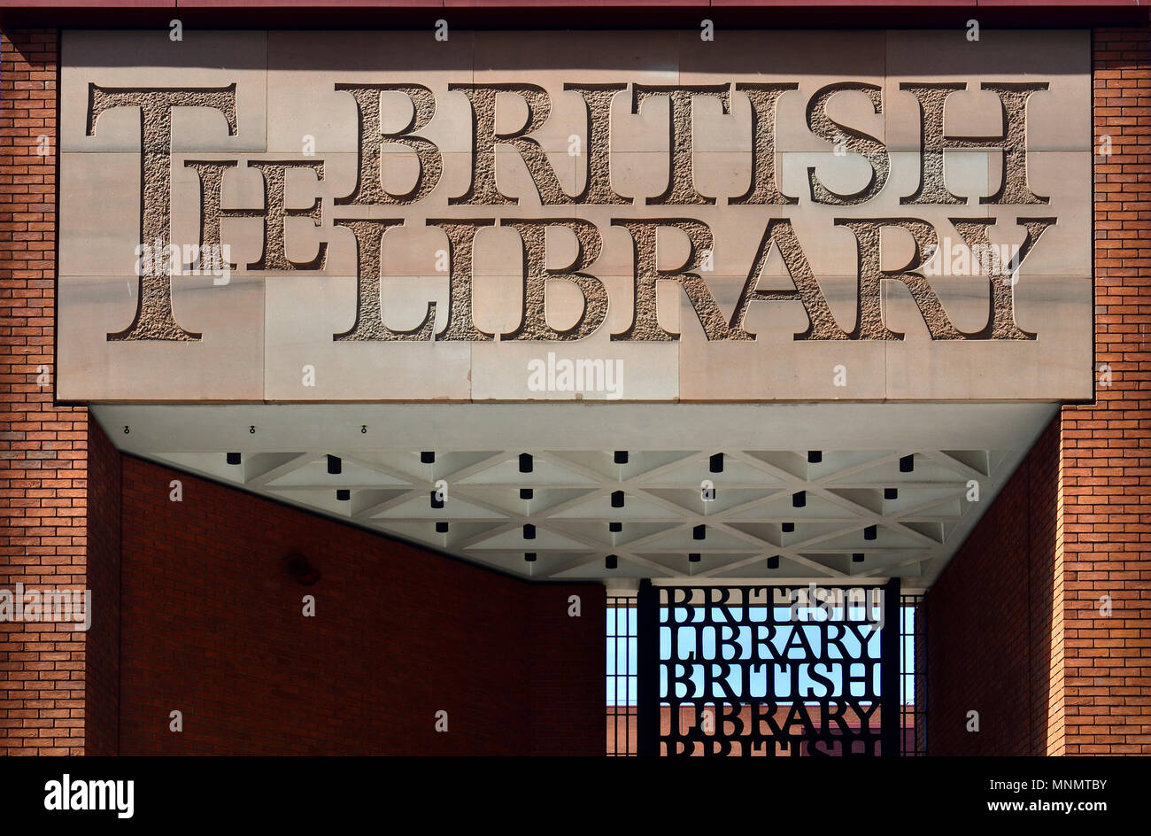 British Library entrata principale su Euston Road, Londra, Inghilterra, Regno Unito. Cancello di ingresso disegnato da Lida e David Kindersley Foto Stock