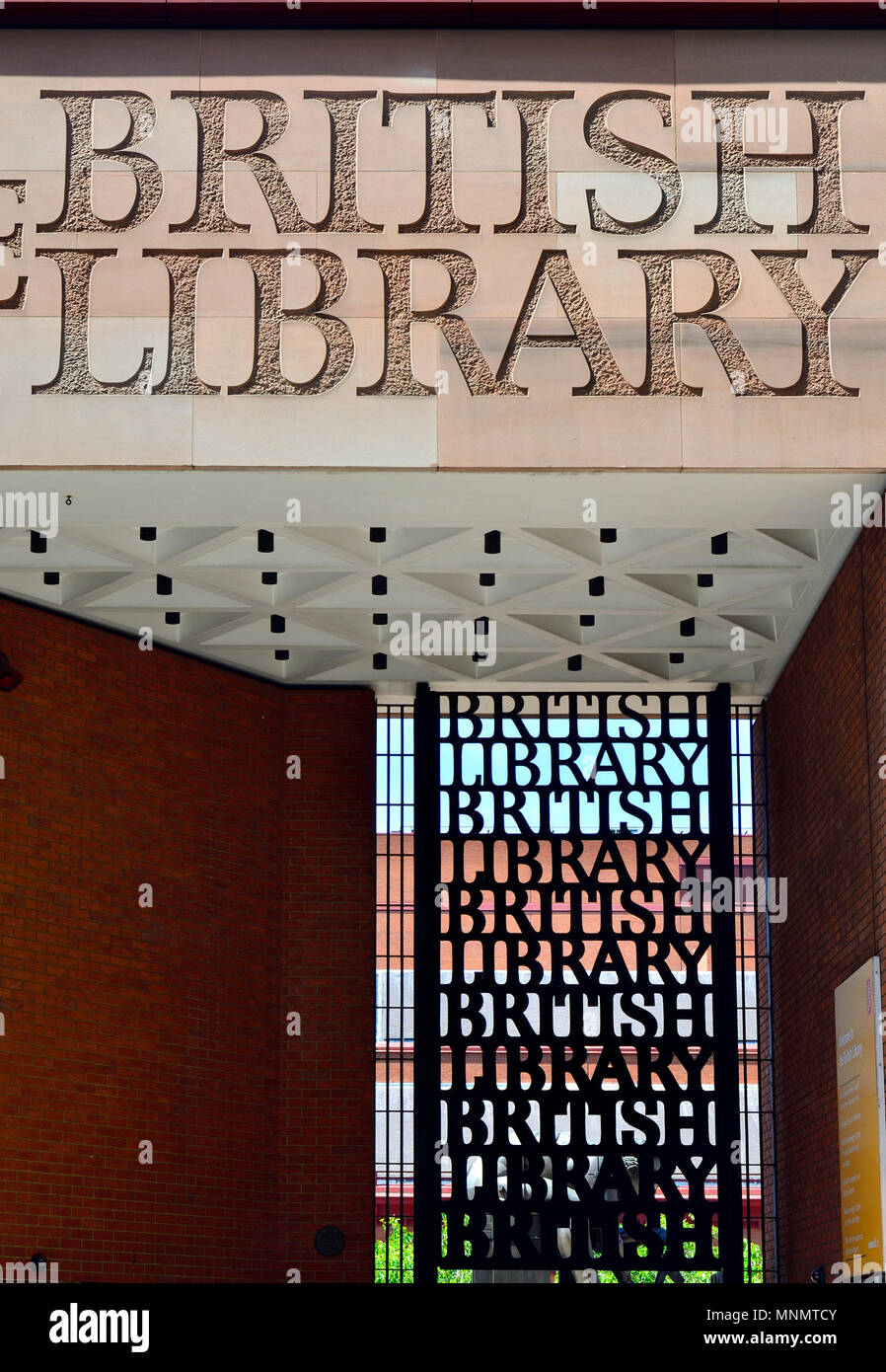 British Library entrata principale su Euston Road, Londra, Inghilterra, Regno Unito. Cancello di ingresso disegnato da Lida e David Kindersley Foto Stock