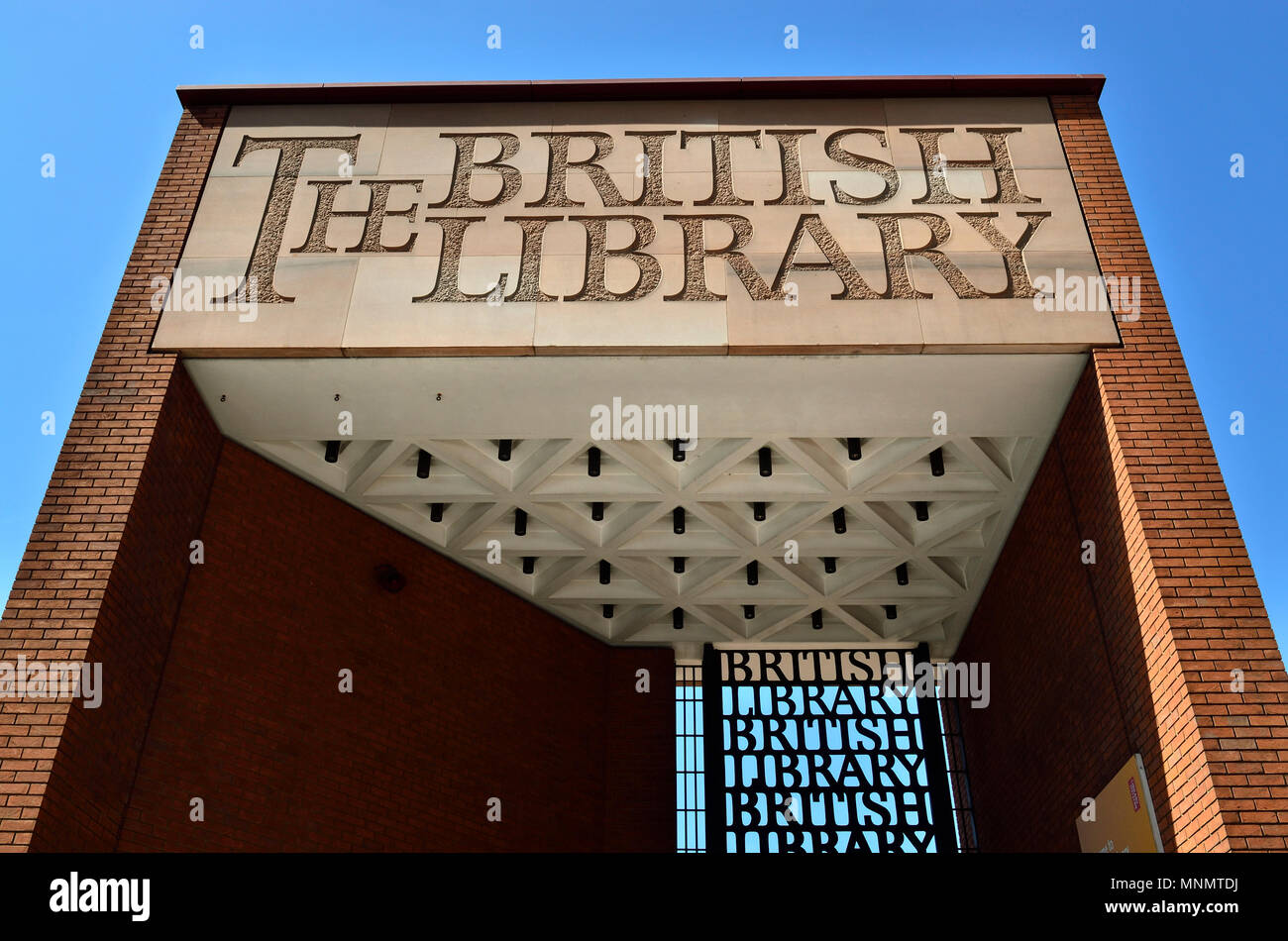 British Library entrata principale su Euston Road, Londra, Inghilterra, Regno Unito. Cancello di ingresso disegnato da Lida e David Kindersley Foto Stock