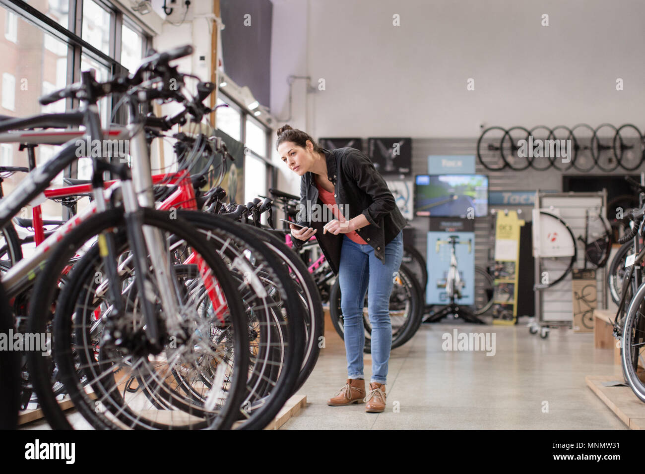 Titolare di una piccola azienda di inventario in un bike store Foto Stock