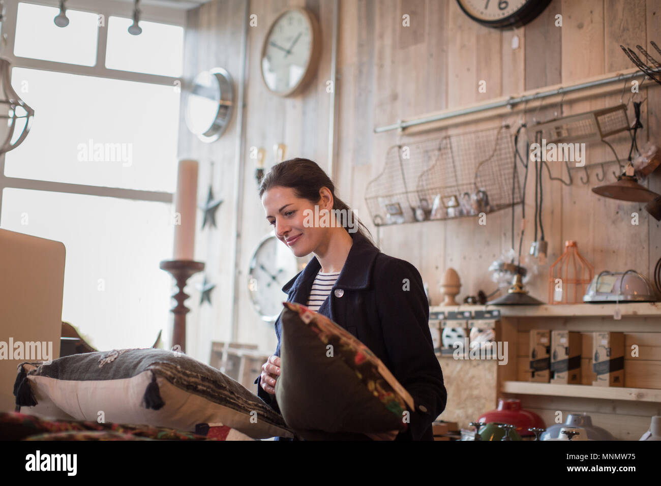 Femmina adulta di shopping in un home negozio interno Foto Stock