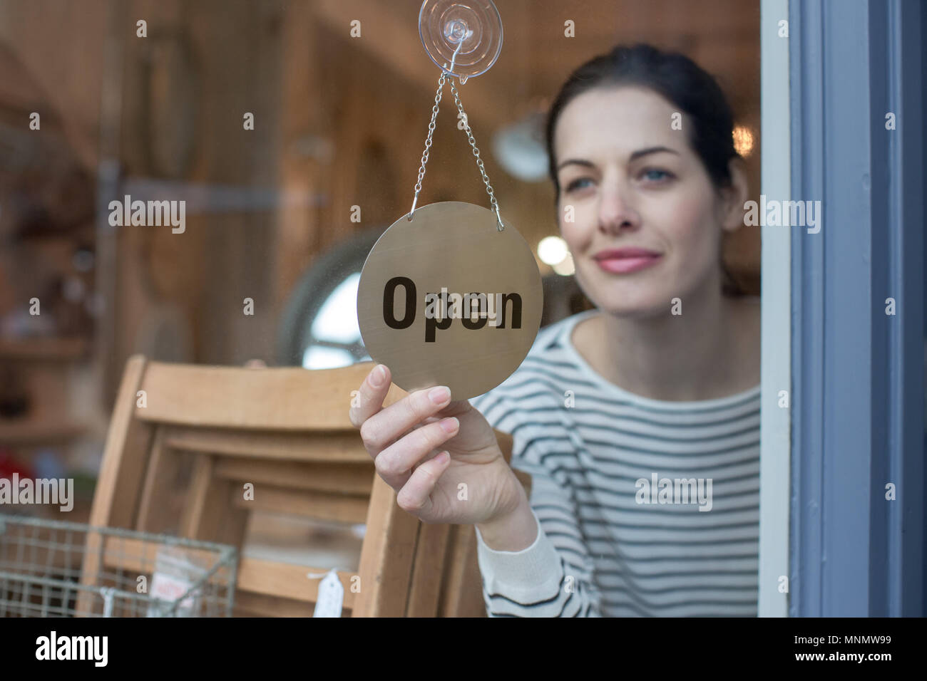 Titolare di una piccola azienda di apertura del negozio Foto Stock