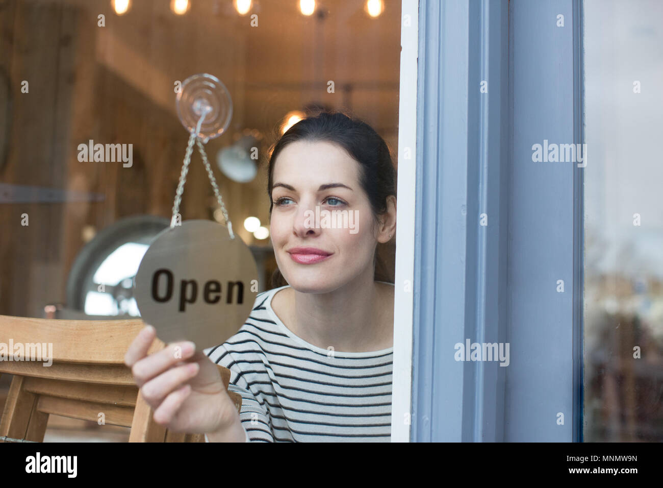 Titolare di una piccola azienda di apertura del negozio Foto Stock