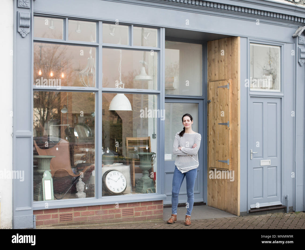 Ritratto di proprietario di piccola impresa al di fuori del negozio Foto Stock