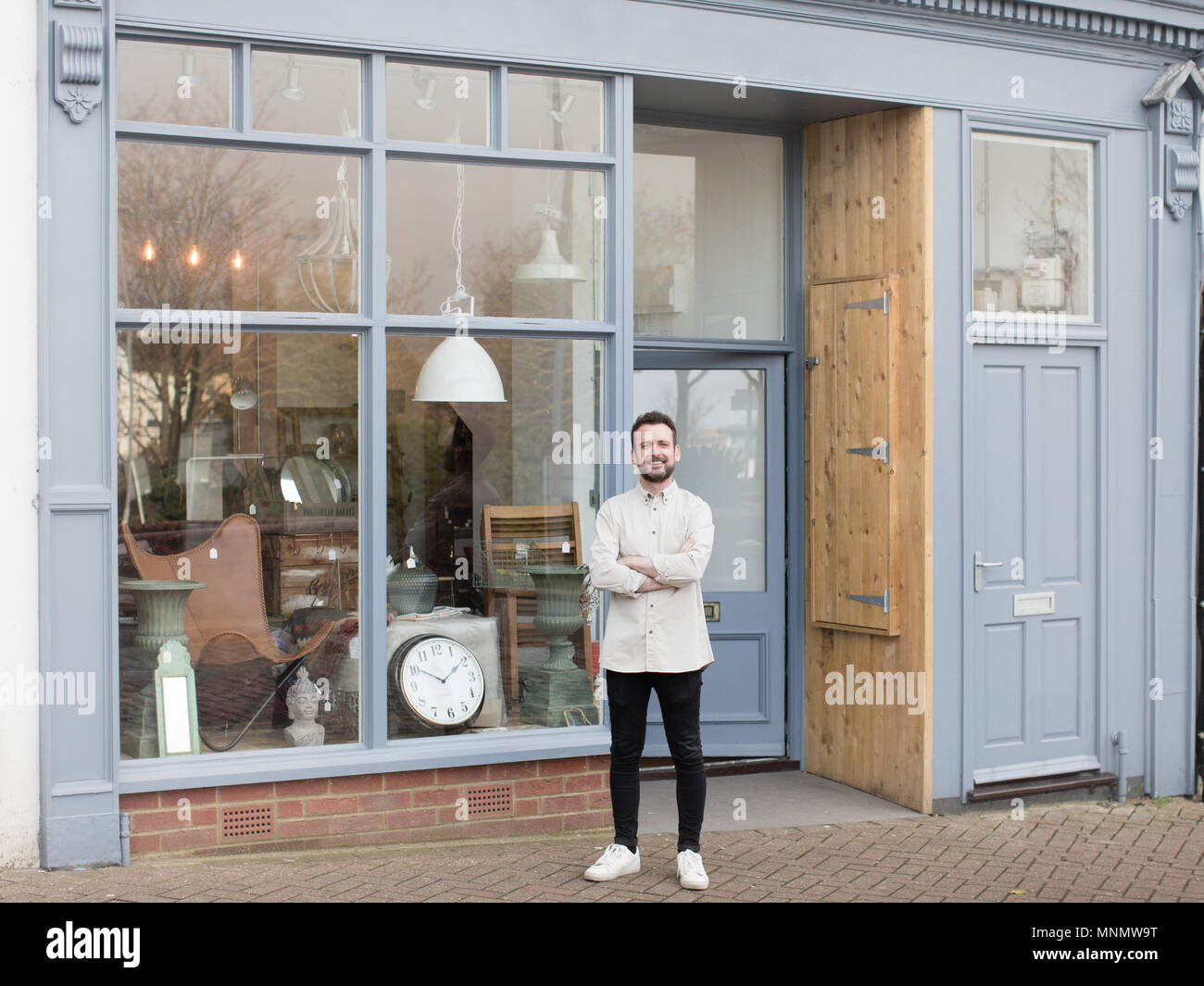 Ritratto di proprietario di piccola impresa al di fuori del negozio Foto Stock