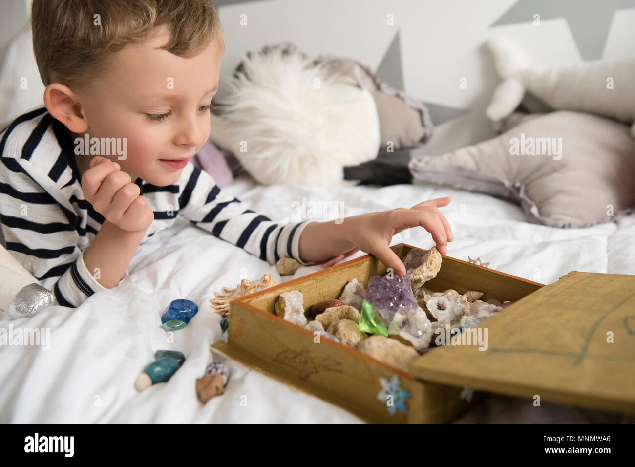 Little Boy (4-5) con scatola piena di tesori Foto Stock