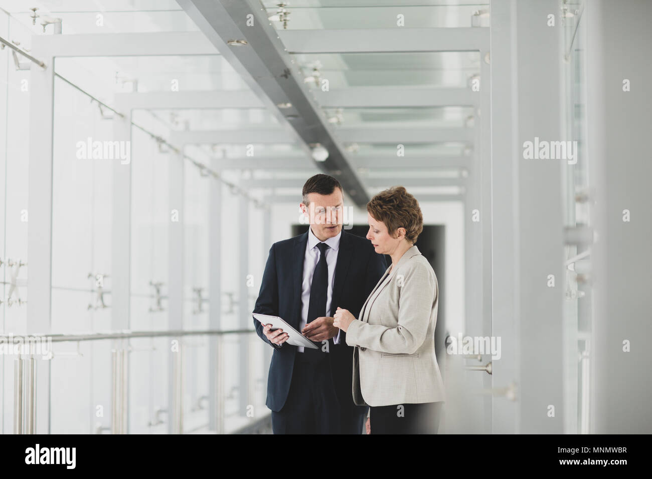 La gente di affari di riunione in ufficio moderno utilizzando tavoletta digitale Foto Stock