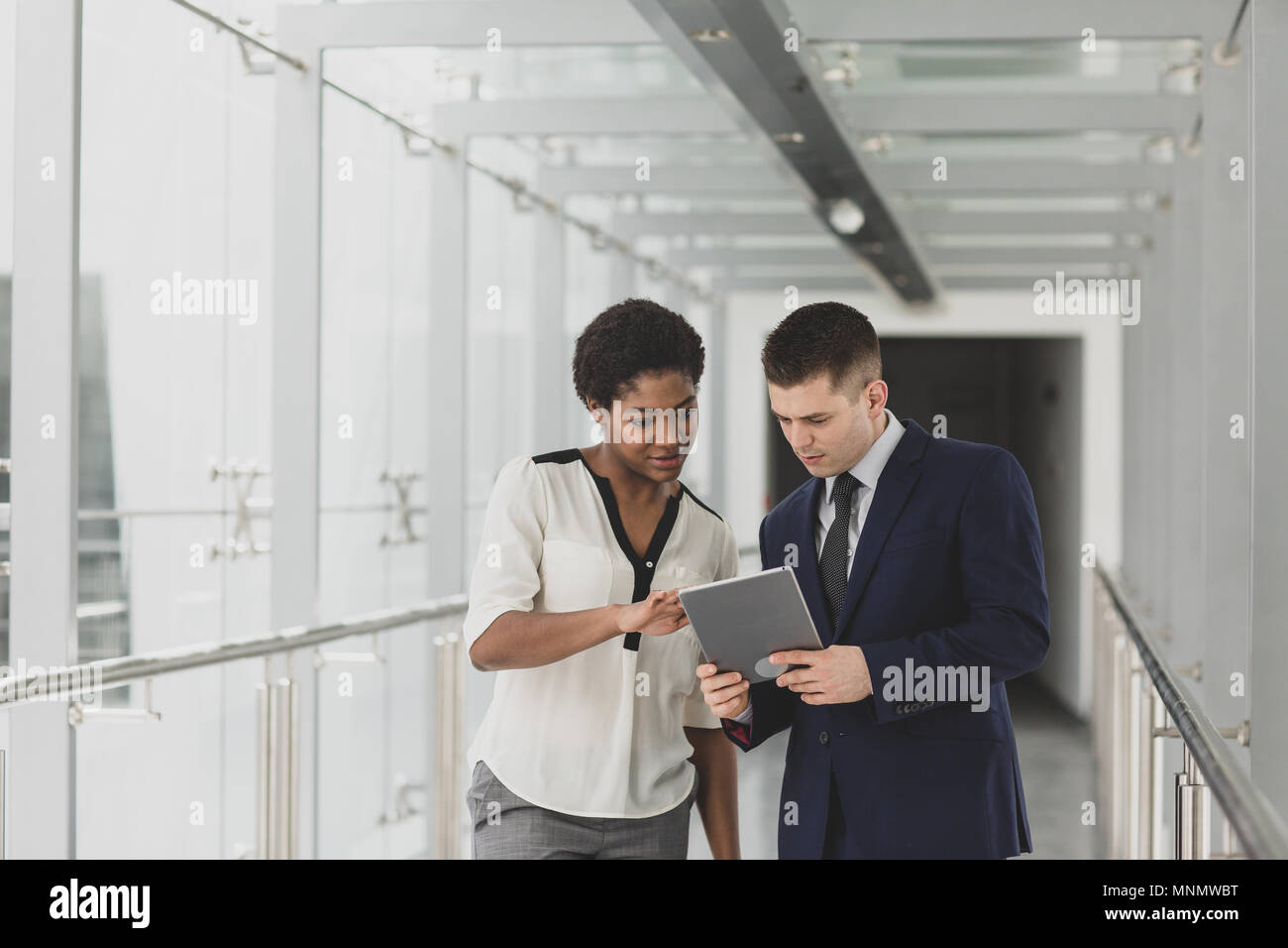 La gente di affari di riunione in ufficio moderno utilizzando tavoletta digitale Foto Stock