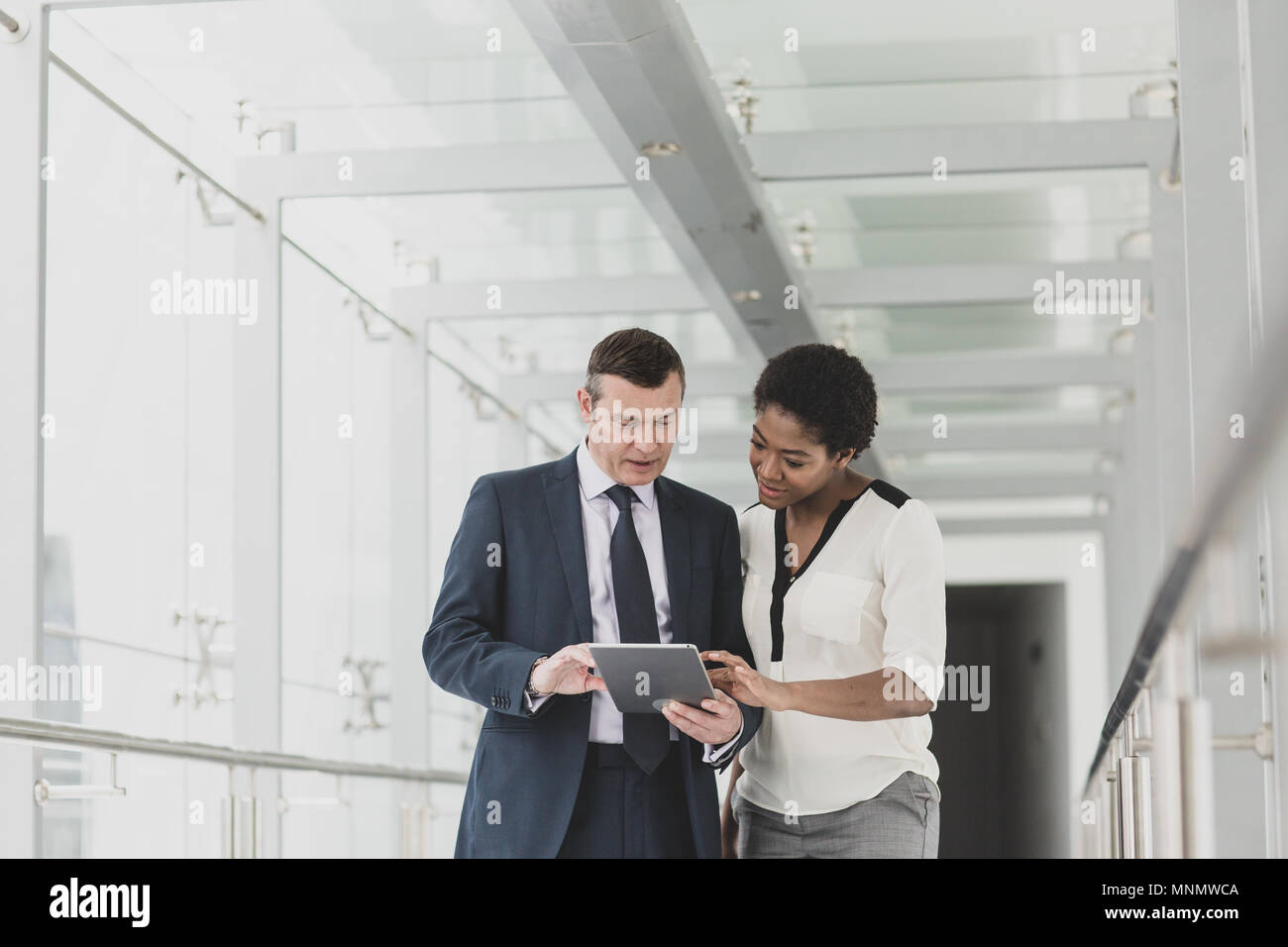 La gente di affari di riunione in ufficio moderno utilizzando tavoletta digitale Foto Stock
