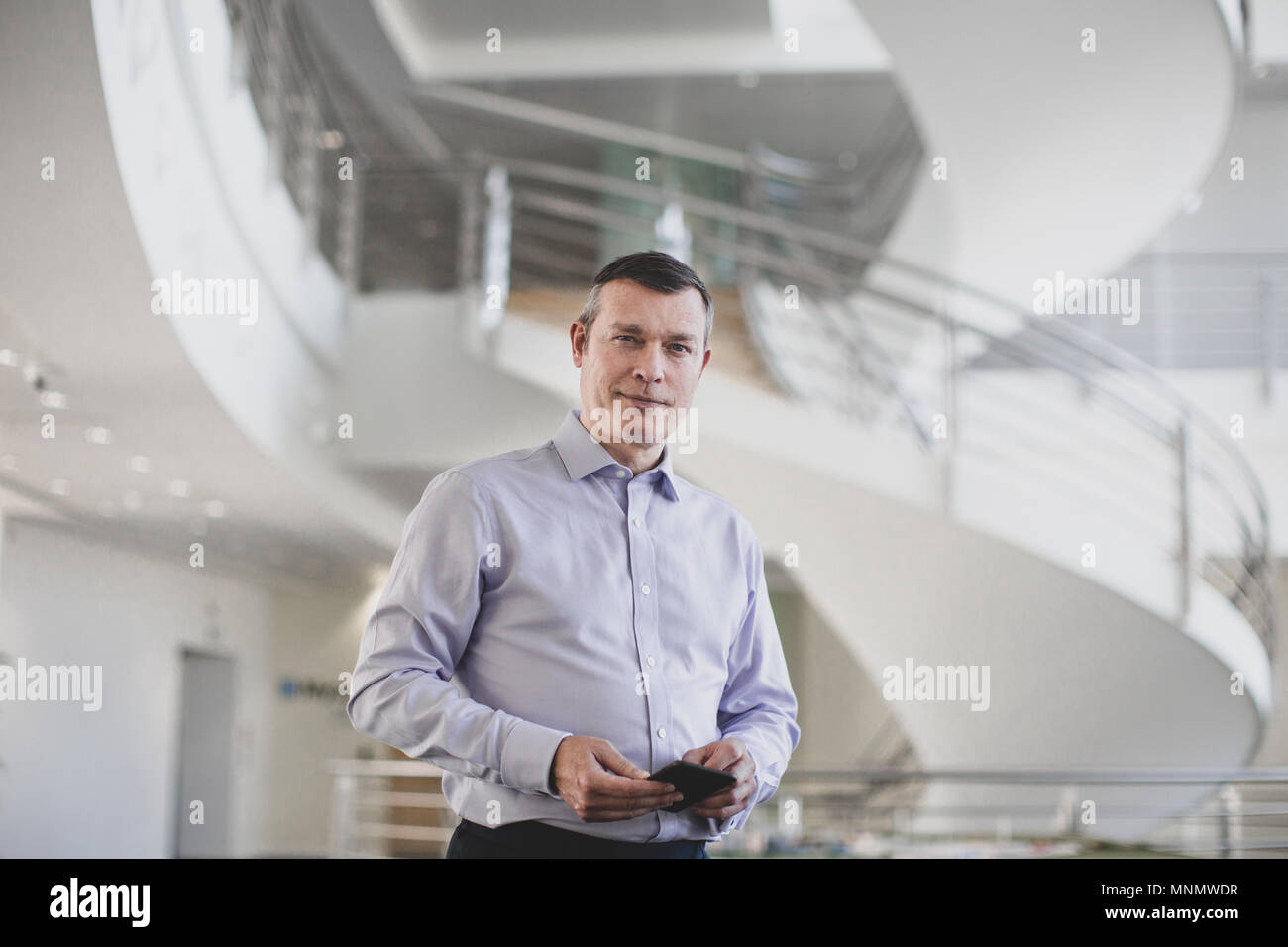 Ritratto di imprenditore nel moderno spazio in ufficio Foto Stock