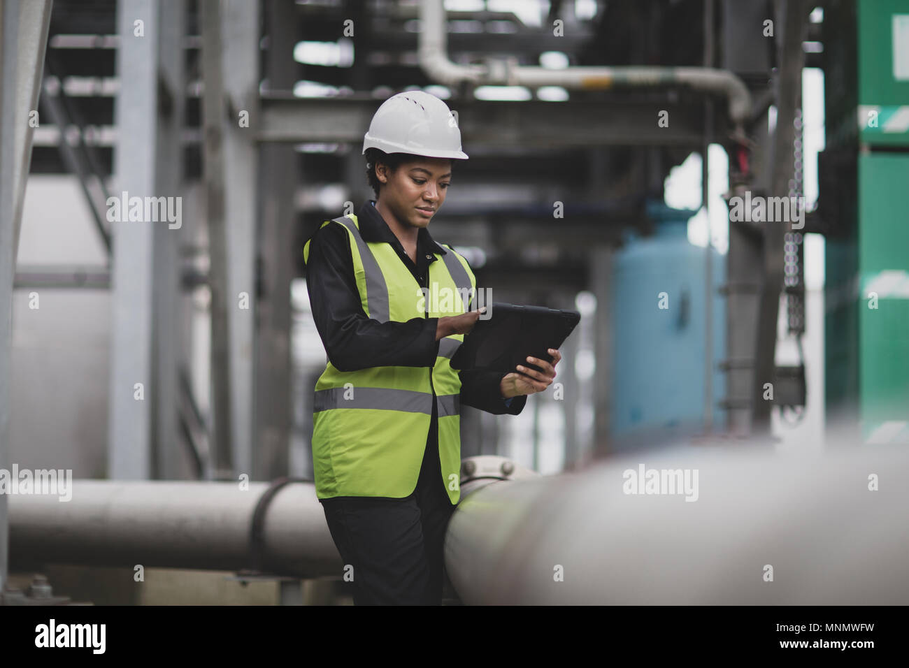 Femmina lavoratore industriale controllo pipeline Foto Stock