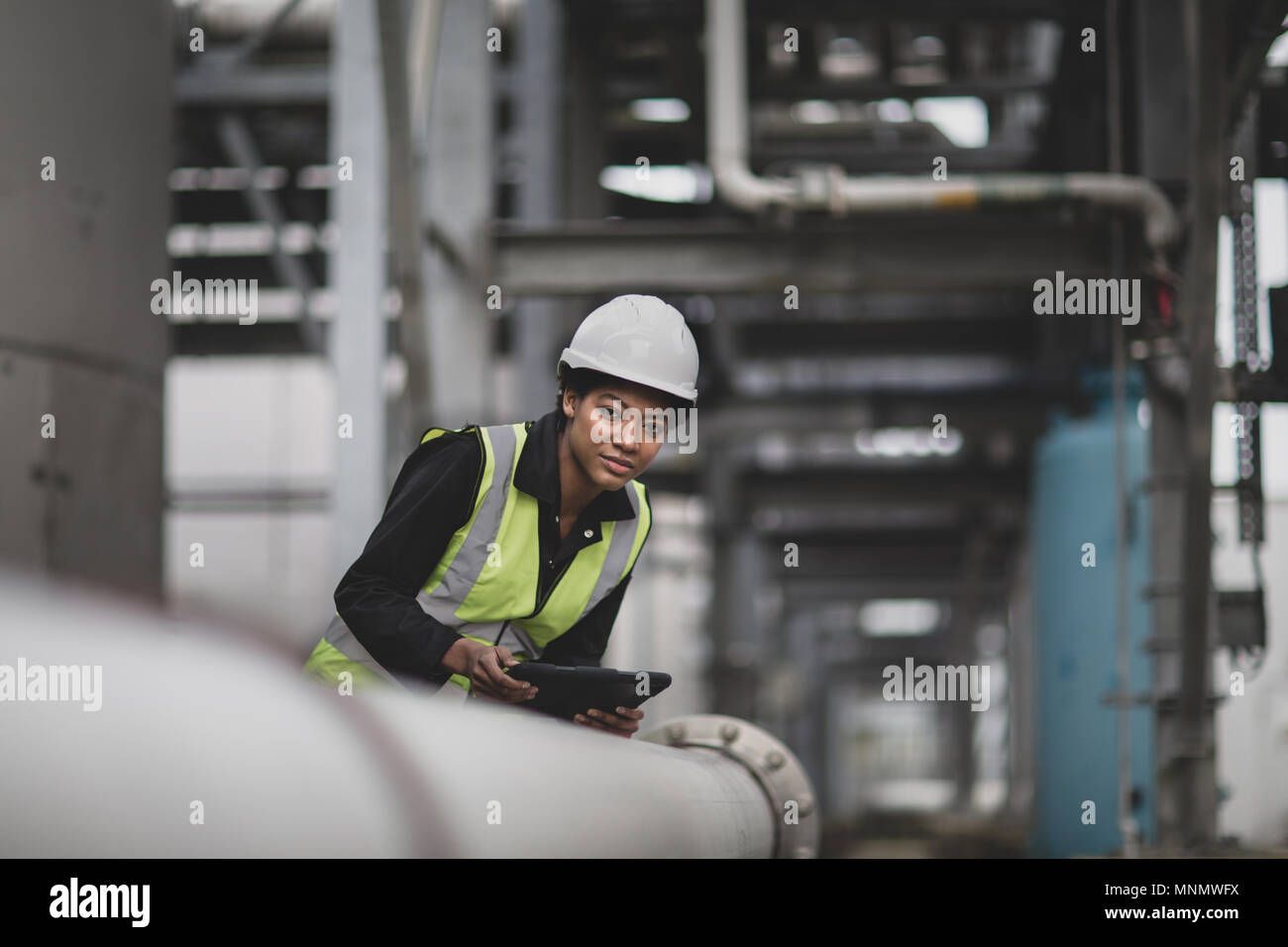 Femmina lavoratore industriale controllo pipeline Foto Stock