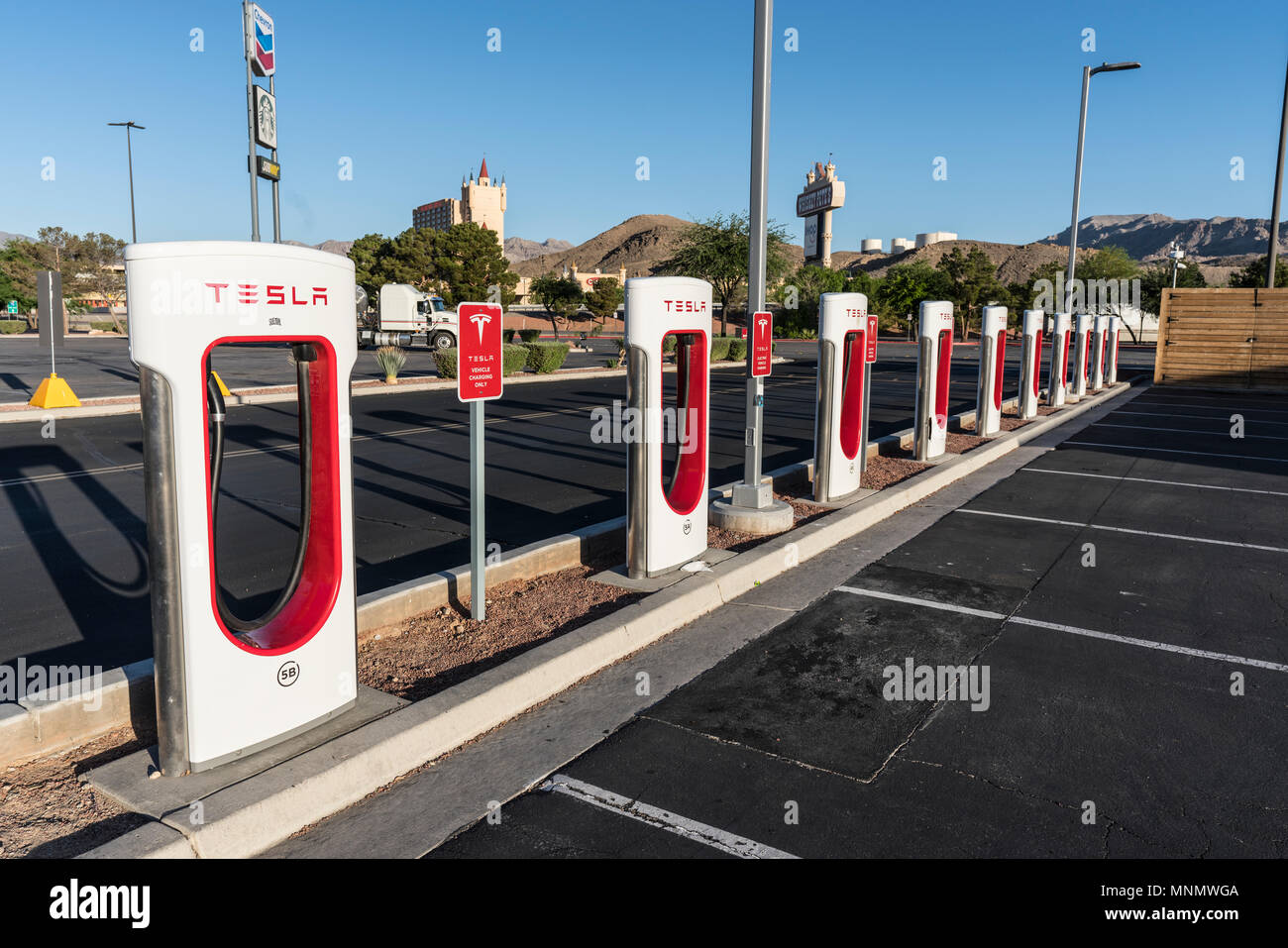 Primm, Nevada, Stati Uniti d'America - 16 Maggio 2018: fila di situato strategicamente Tesla veicolo elettrico delle stazioni di ricarica vicino alla Interstate 15 tra Los Angeles e L Foto Stock