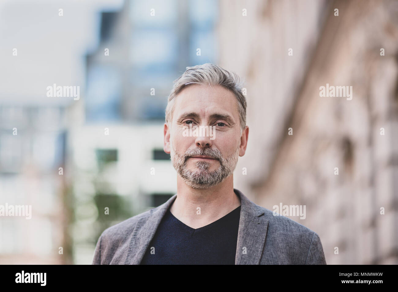 Ritratto di maschio maturo all aperto in città Foto Stock