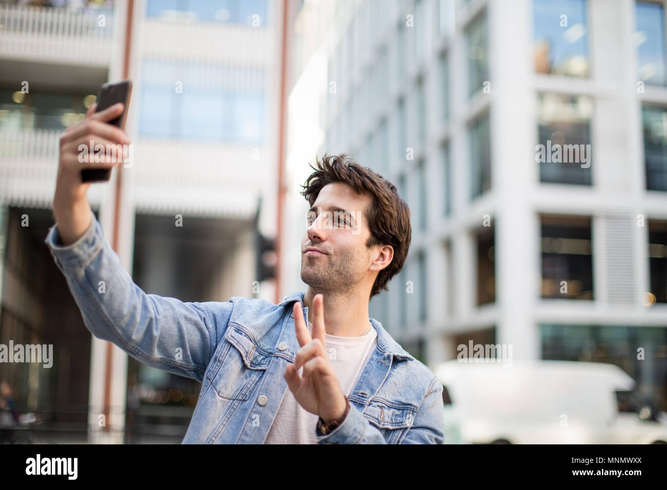 Giovani maschi adulti tourist posa per selfie Foto Stock