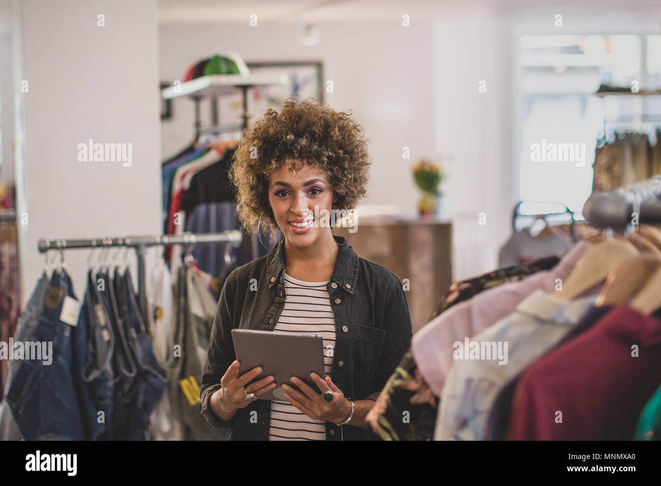 Ritratto di uno store manager nel negozio di abbigliamento Foto Stock
