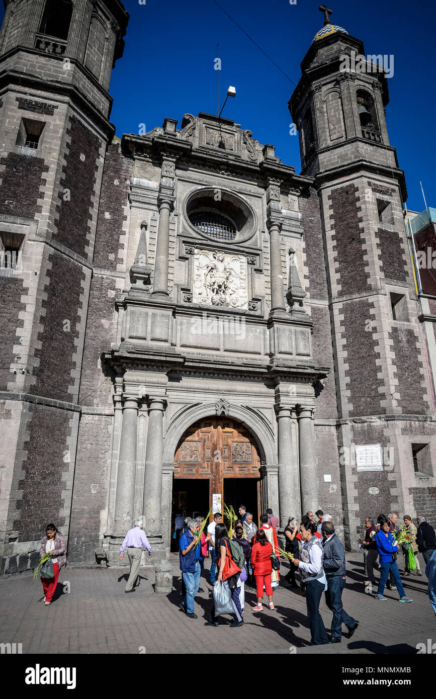 Persone di fronte alla chiesa per la festa di Pasqua, la Chiesa Parrocchiale di San Miguel Arcangel centro, Città del Messico, Messico Foto Stock
