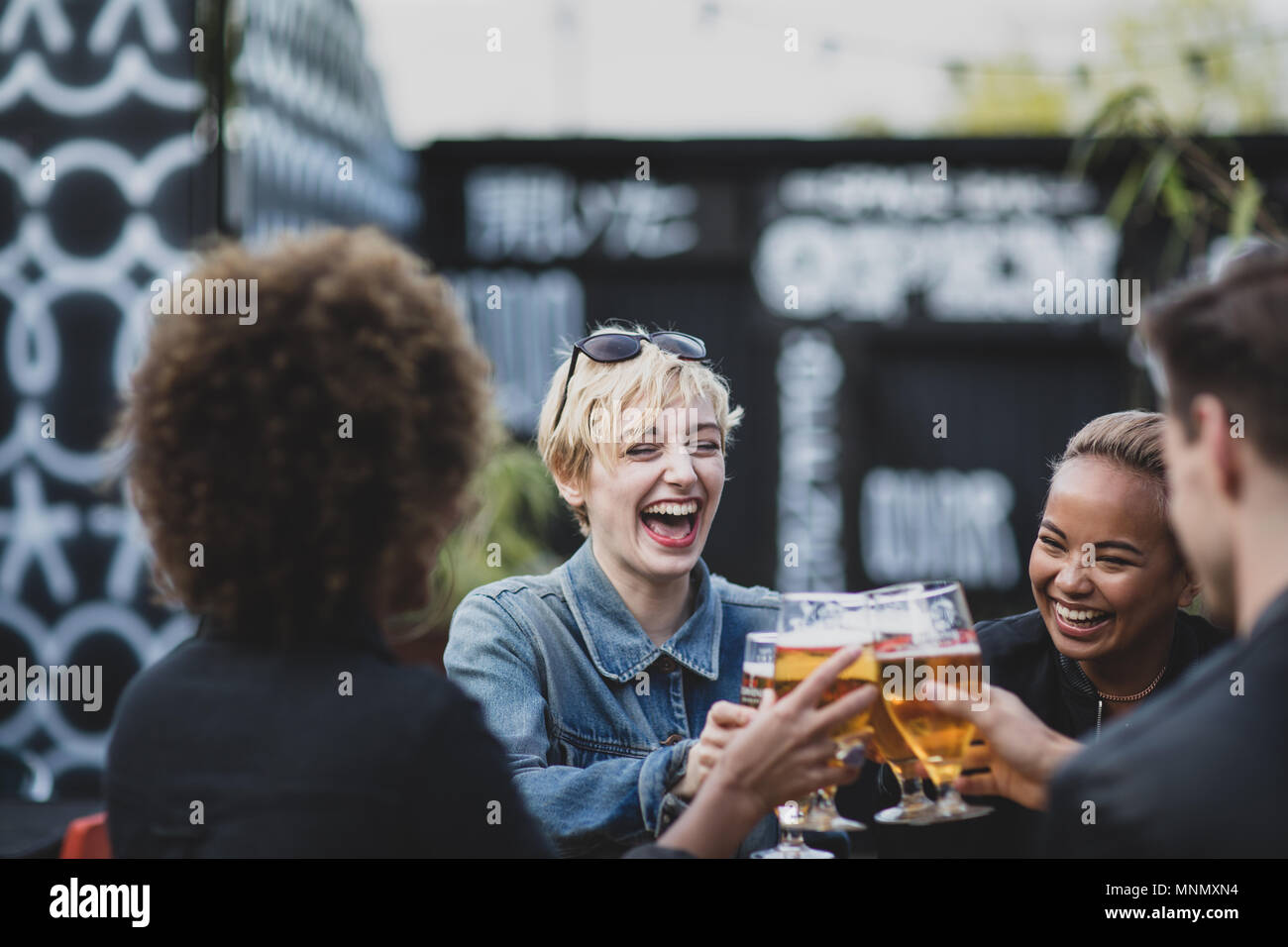 Gli amici a bere in un bar all'aperto in estate Foto Stock