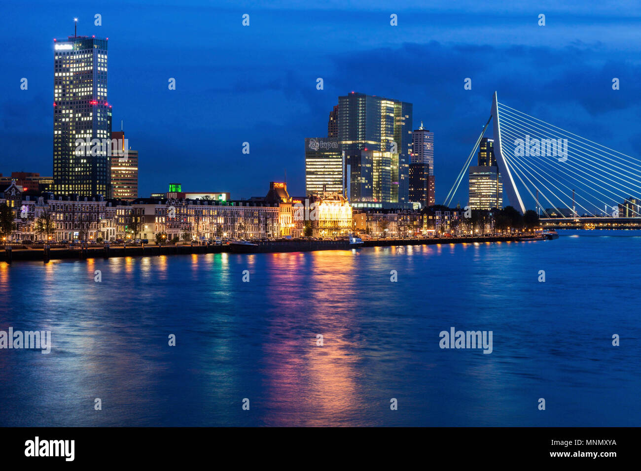 Paesi Bassi, Rotterdam, paesaggio urbano di notte Foto Stock