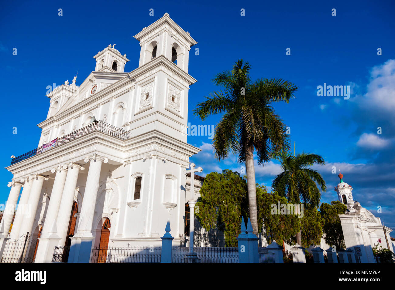 El Salvador, Cuscatlan, Suchitoto, Santa Lucia Chiesa e palme Foto Stock