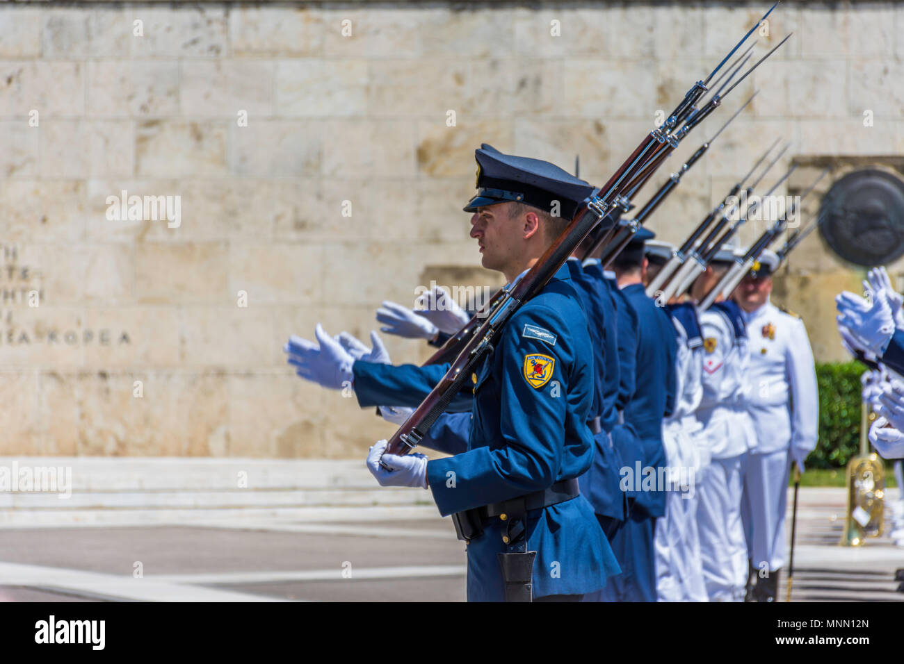 Una linea di formazione del Greco forze armate militari in formazione militare in uniforme. Foto Stock
