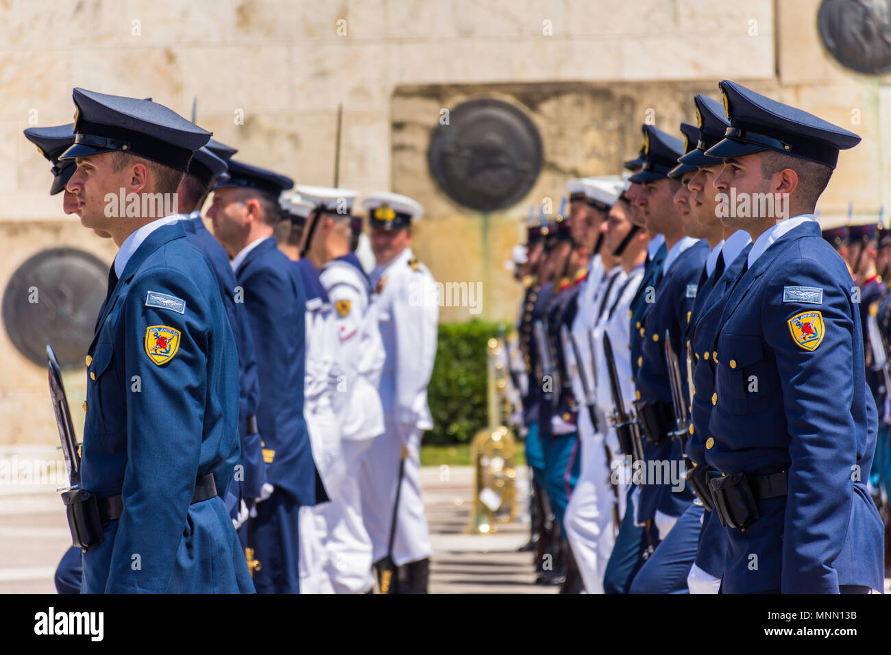 Una linea di formazione del Greco forze armate militari in formazione militare in uniforme. Foto Stock