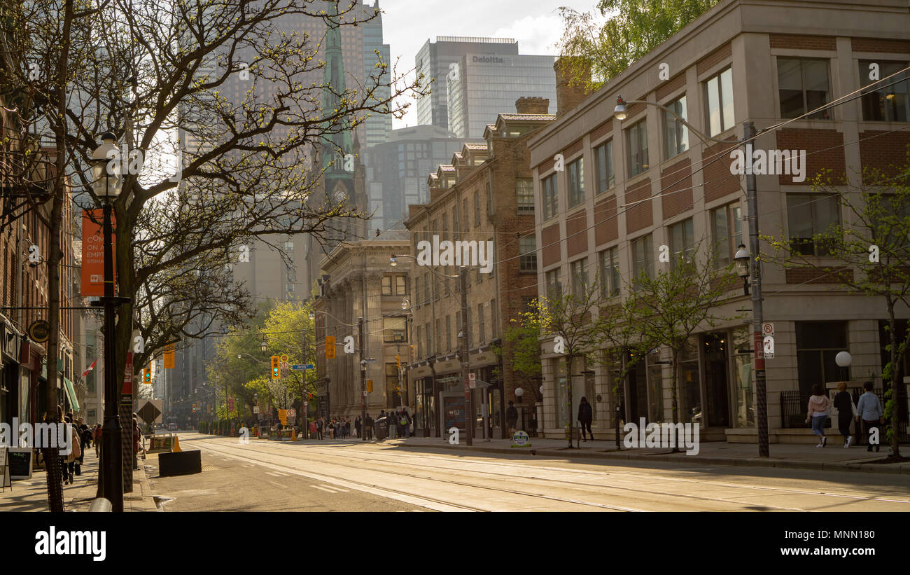 Toronto King Street senza l'auto. Non succede spesso! Foto Stock