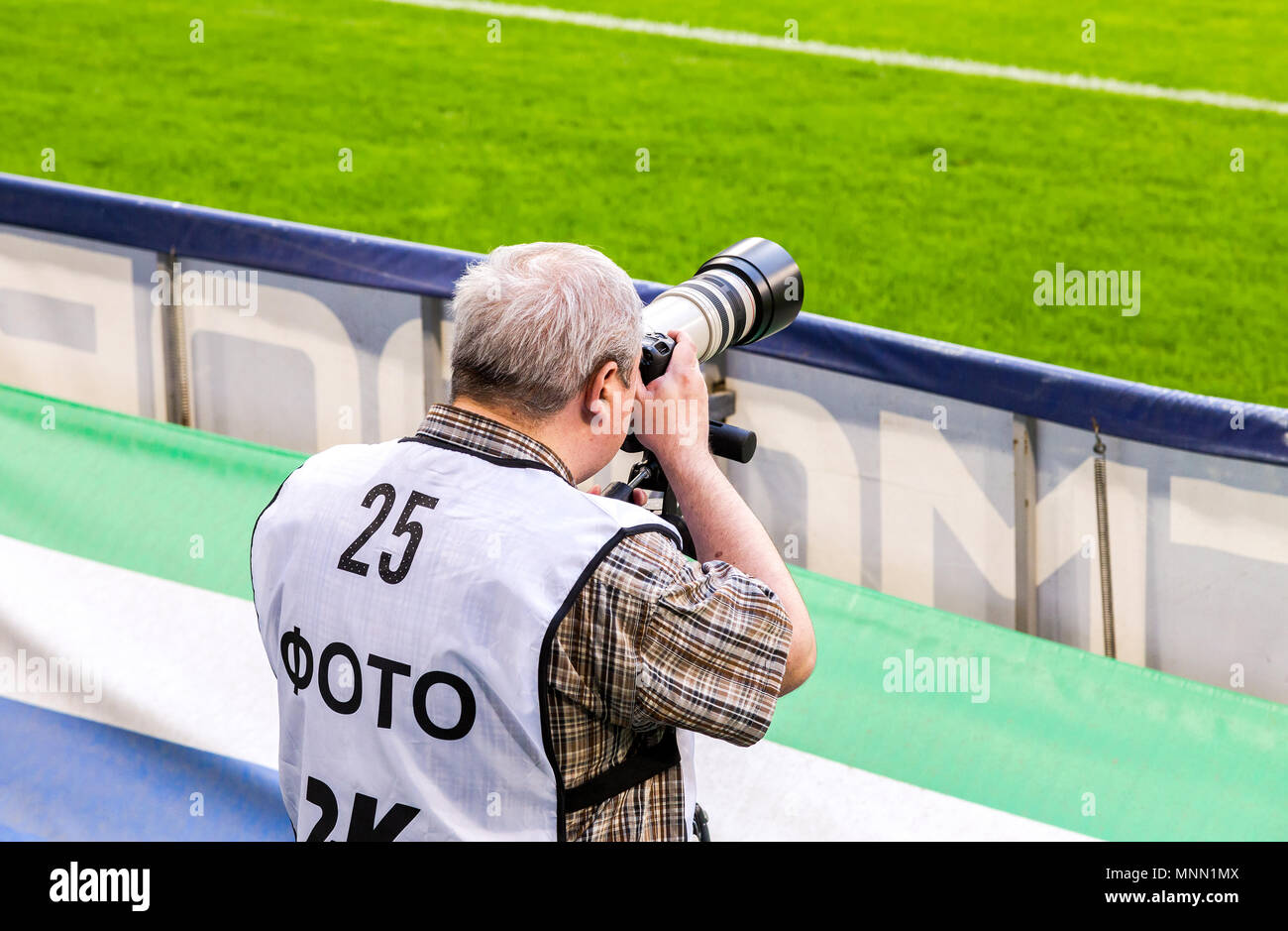 Samara, Russia - 16 Maggio 2018: fotogiornalista vicino al campo di calcio durante la partita di calcio su Samara Arena Stadium Foto Stock