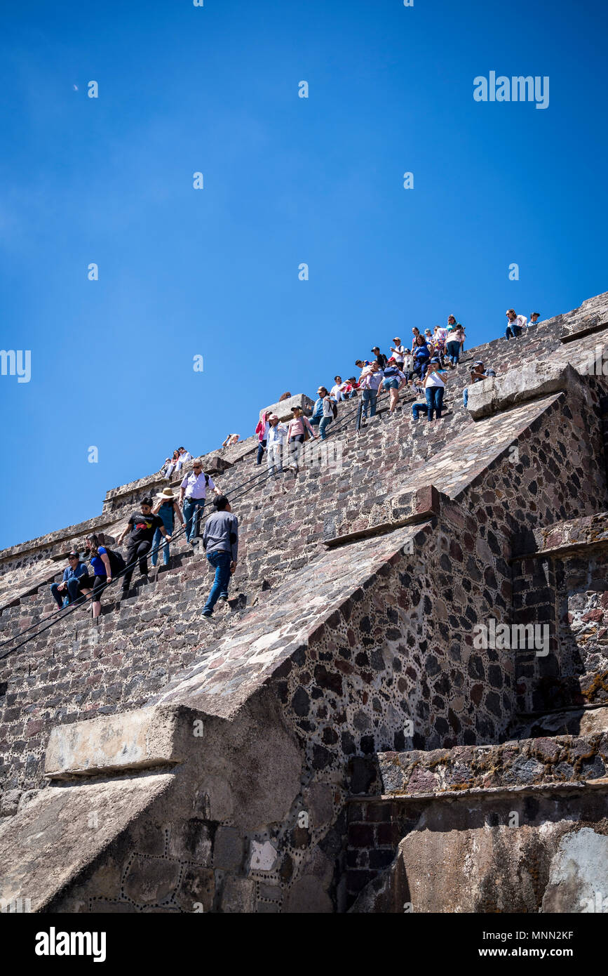 Scrambling persone su di una ripida passi della Piramide della Luna. Teotihuacan, ex pre-colombiana in città e un complesso archeologico a nord-est di Mex Foto Stock