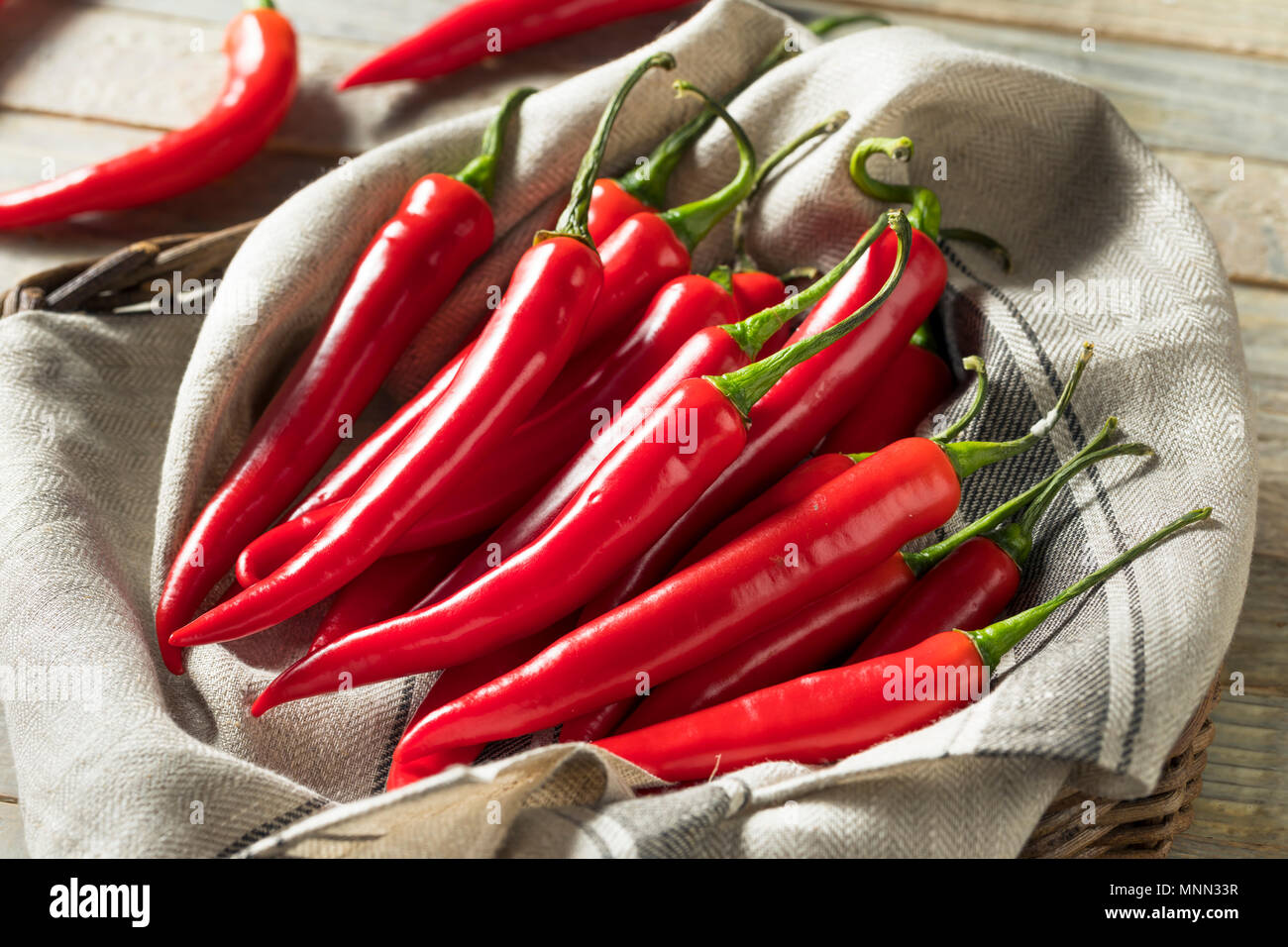 Materie organico rosso dito a caldo i peperoni in un cestello Foto Stock