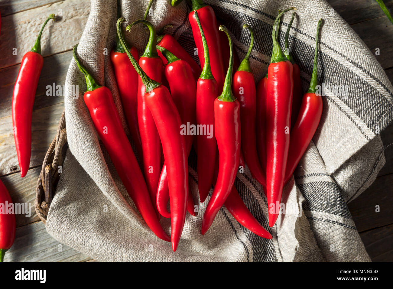 Materie organico rosso dito a caldo i peperoni in un cestello Foto Stock