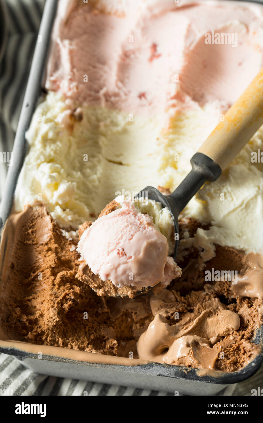 In casa napoletana di Gelato con vaniglia e cioccolato e fragola Foto Stock