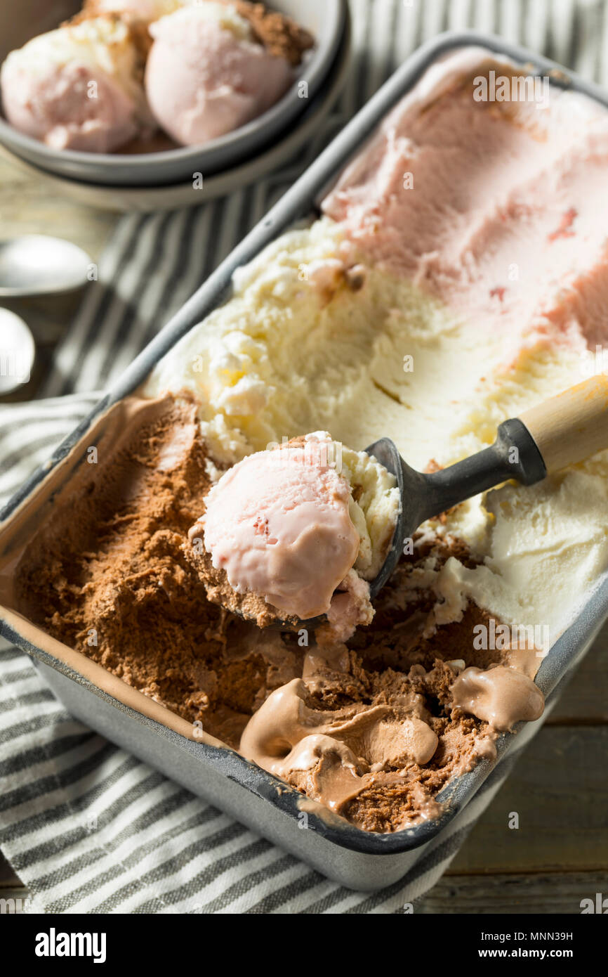 In casa napoletana di Gelato con vaniglia e cioccolato e fragola Foto Stock