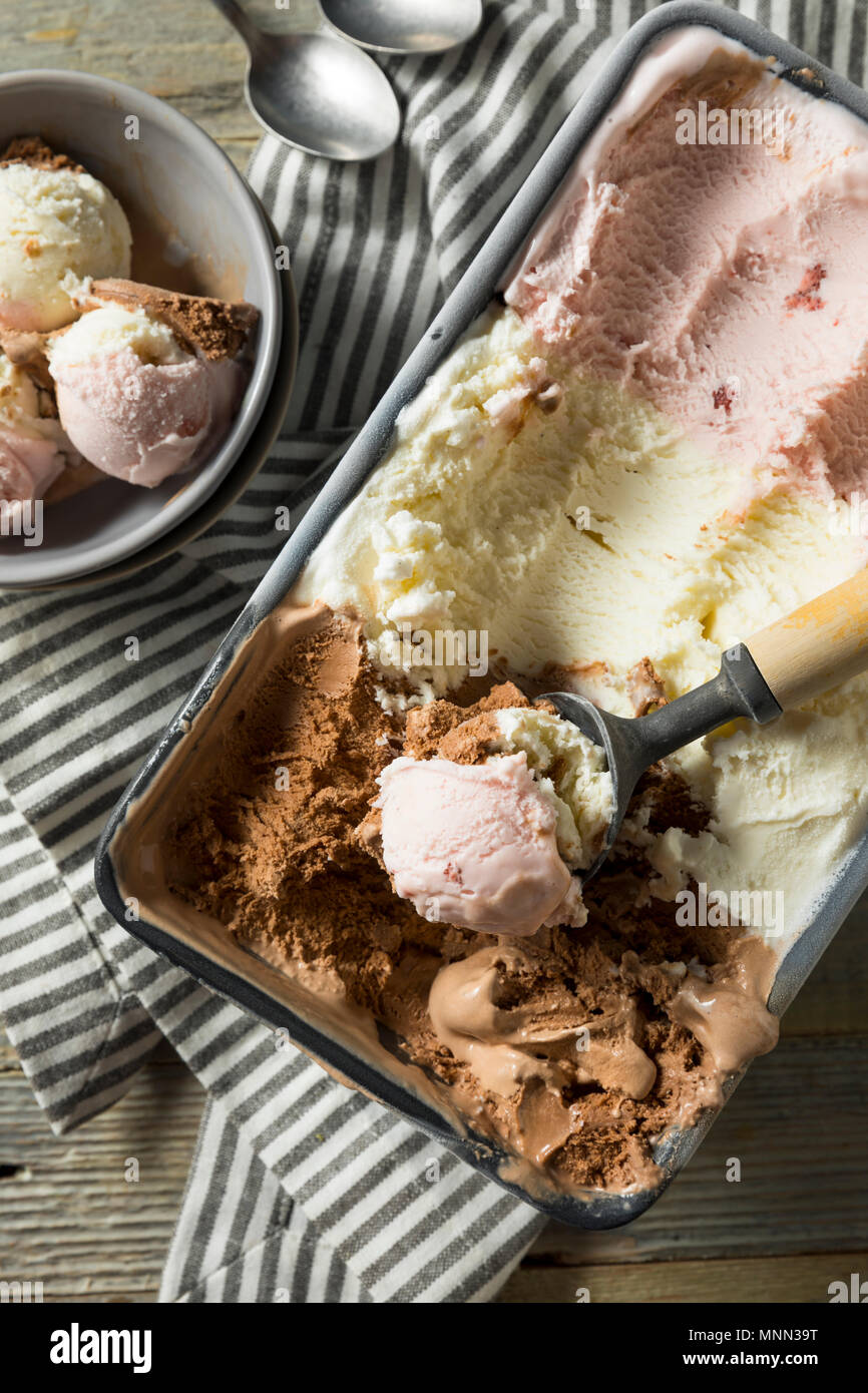 In casa napoletana di Gelato con vaniglia e cioccolato e fragola Foto Stock