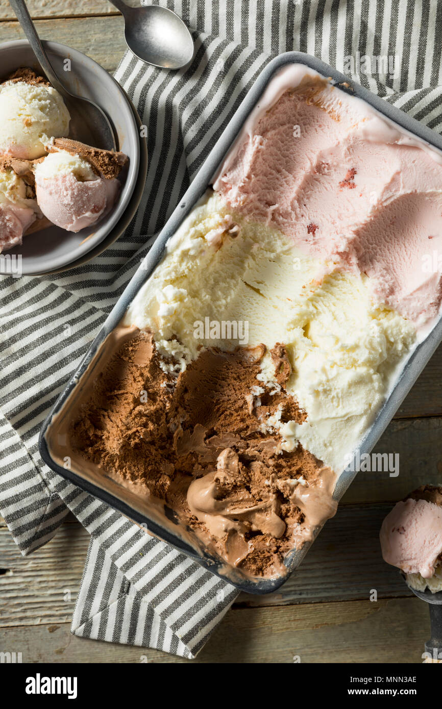 In casa napoletana di Gelato con vaniglia e cioccolato e fragola Foto Stock